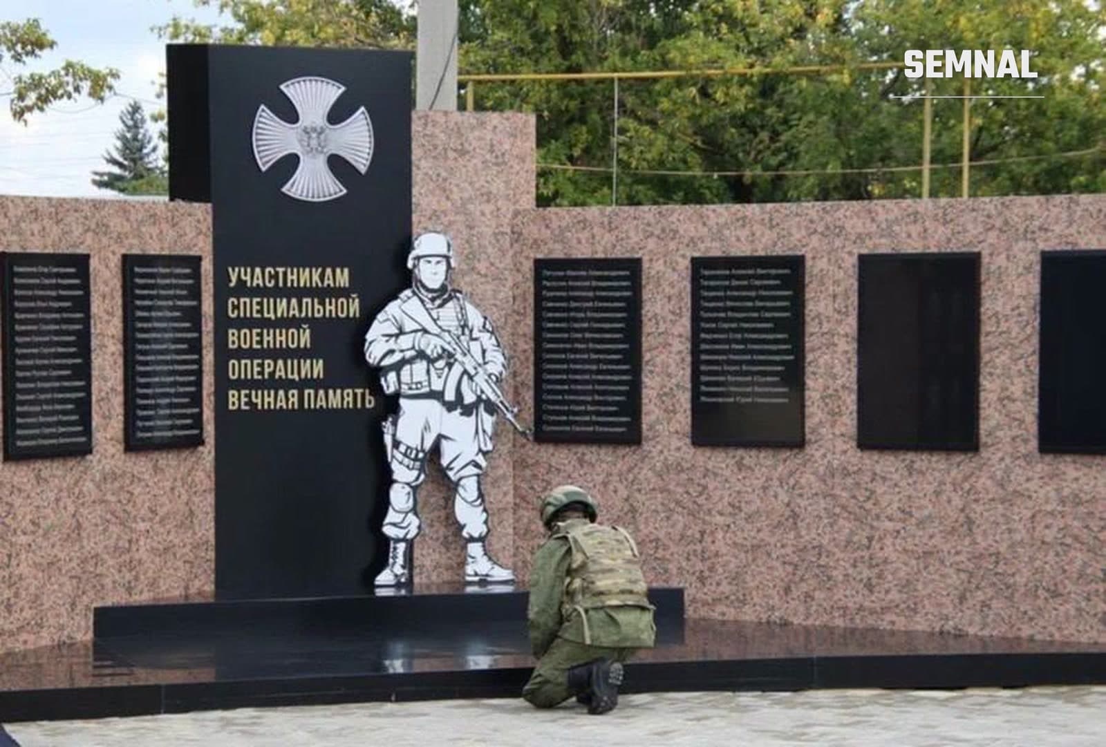 Memorialul dedicat participanților la războiul din Ucraina din Certkovo, regiunea Rostov, cu un soldat îngenuncheat în fața plăcilor cu nume