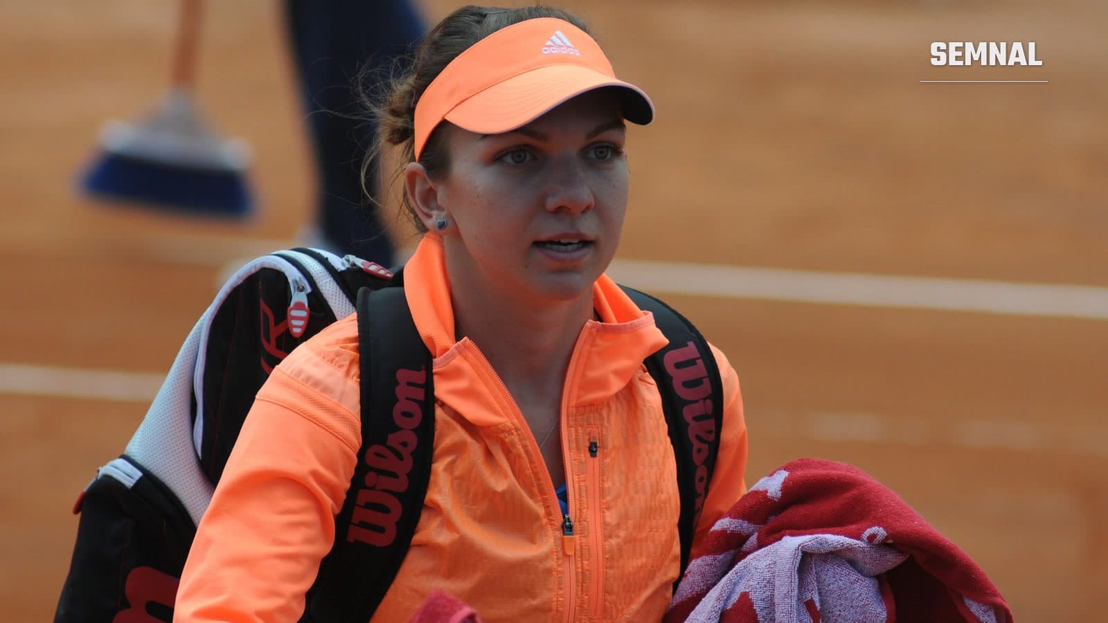 Simona Halep părăsește terenul de zgură la Internazionali BNL d'Italia, Roma, 2014, cu geanta de tenis în spate și prosopul în mână
