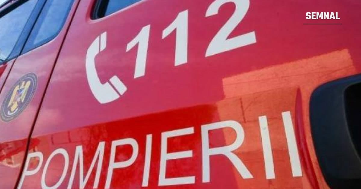 Autospecială de pompieri ISU la intervenția de stingere a unui incendiu, noaptea