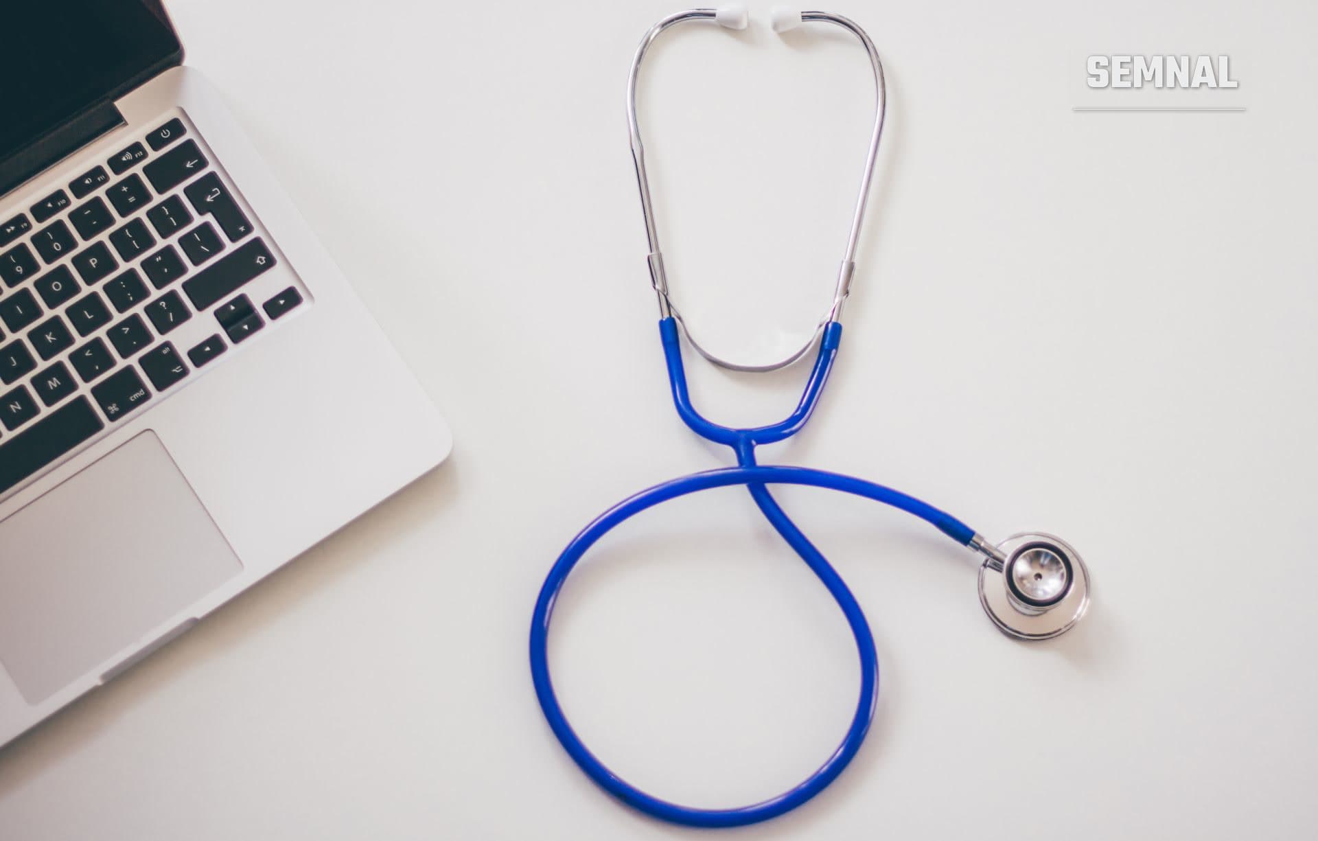 Stetoscop medical pe un birou, simbol al consultului cardiologic
