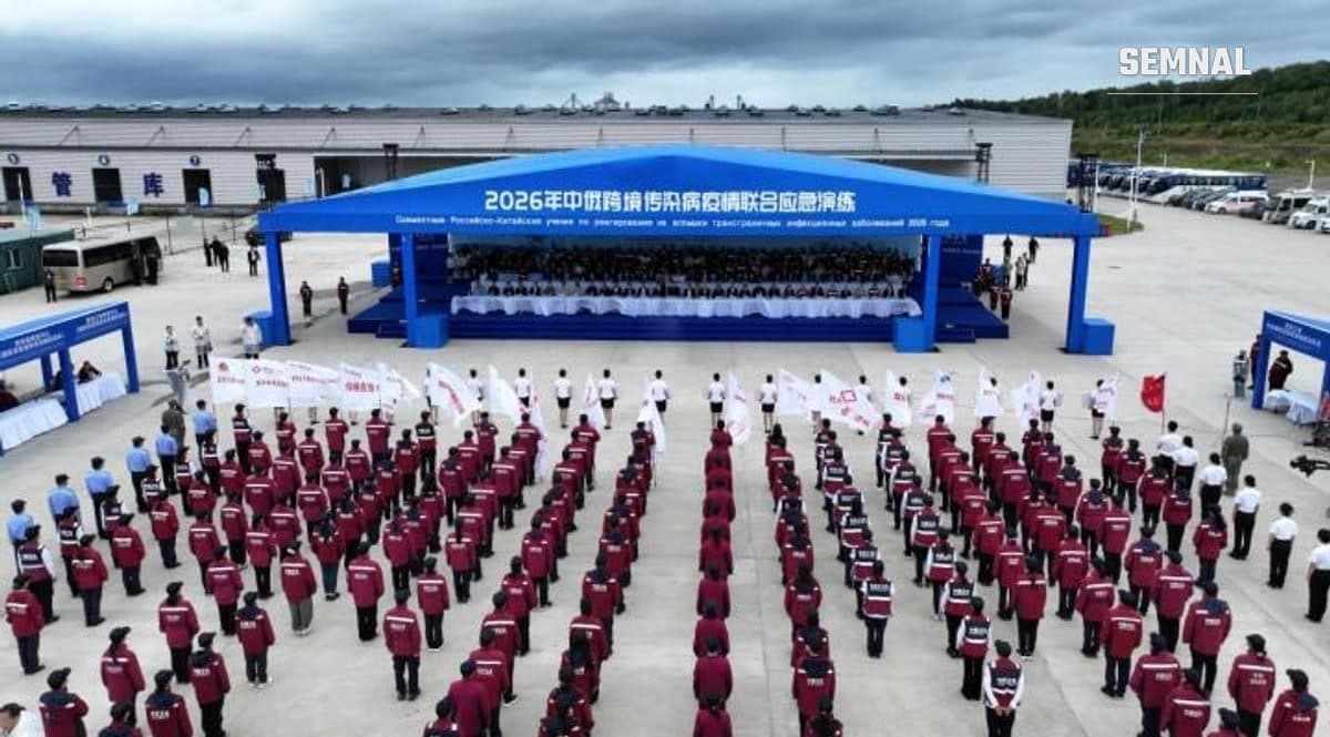 Echipe medicale de intervenție aliniate la deschiderea exercițiului comun ruso-chinez de la Fuyuan, august 2026, sub un banner în chineză și rusă