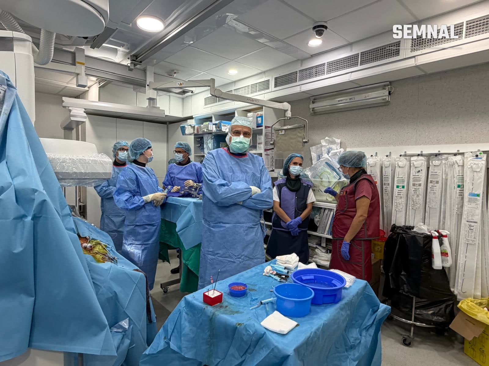 Echipa medicală a Clinicii de Chirurgie Cardiovasculară de la Spitalul Floreasca în sala de intervenții, în timpul implantării valvei tricuspide