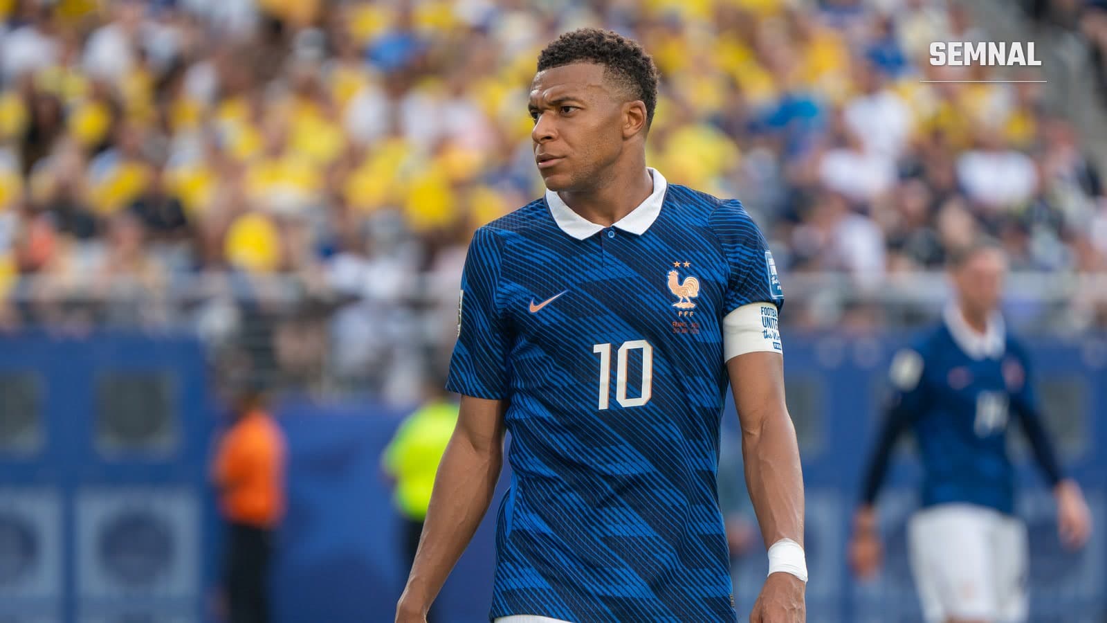 Kylian Mbappé, cu banderola de căpitan și tricoul cu numărul 10 al Franței, privește în lateral în timpul meciului cu Suedia de la Cupa Mondială 2026