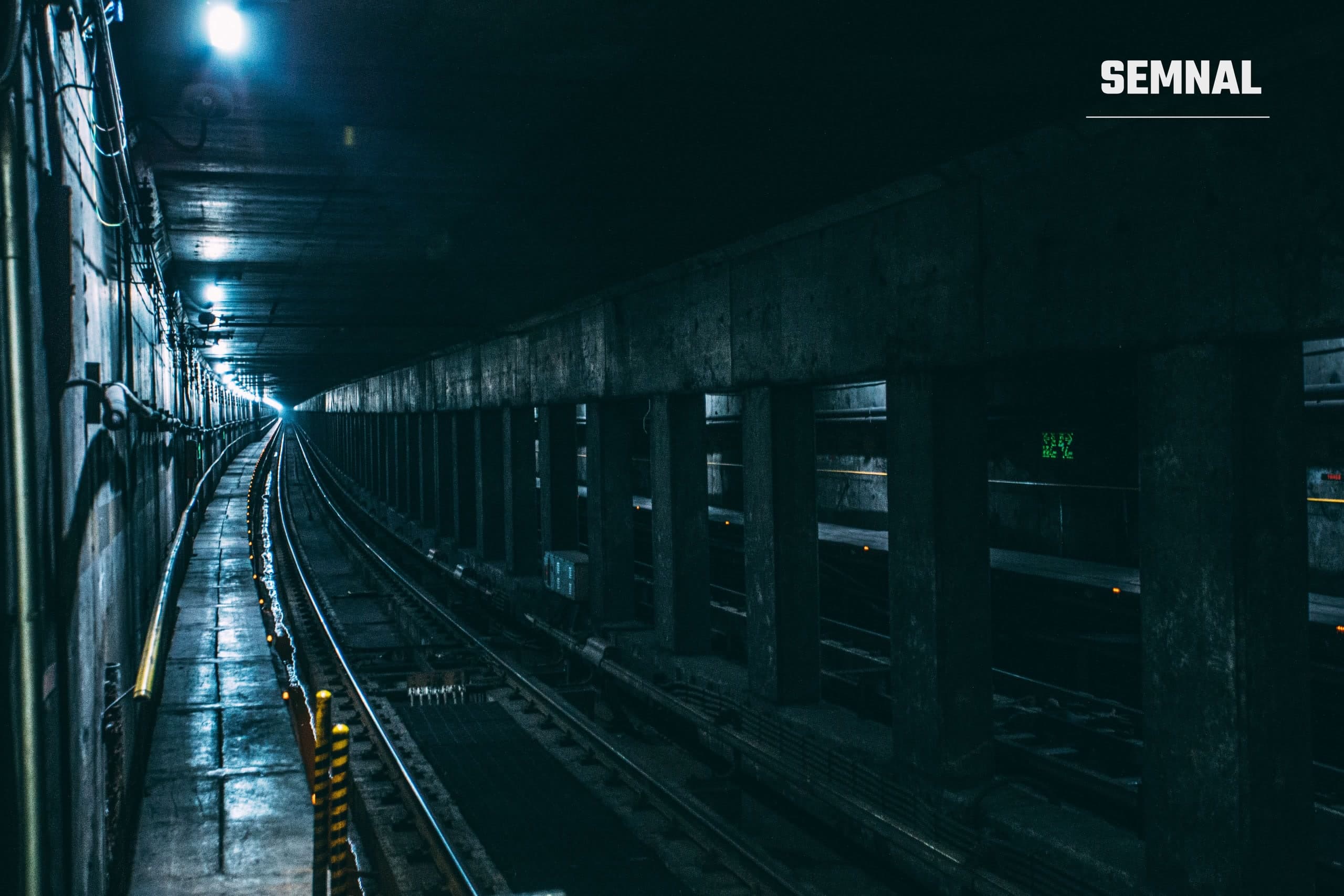 Tunel feroviar cu șine care se pierd în întuneric, imagine simbol pentru lucrările subterane de cale ferată