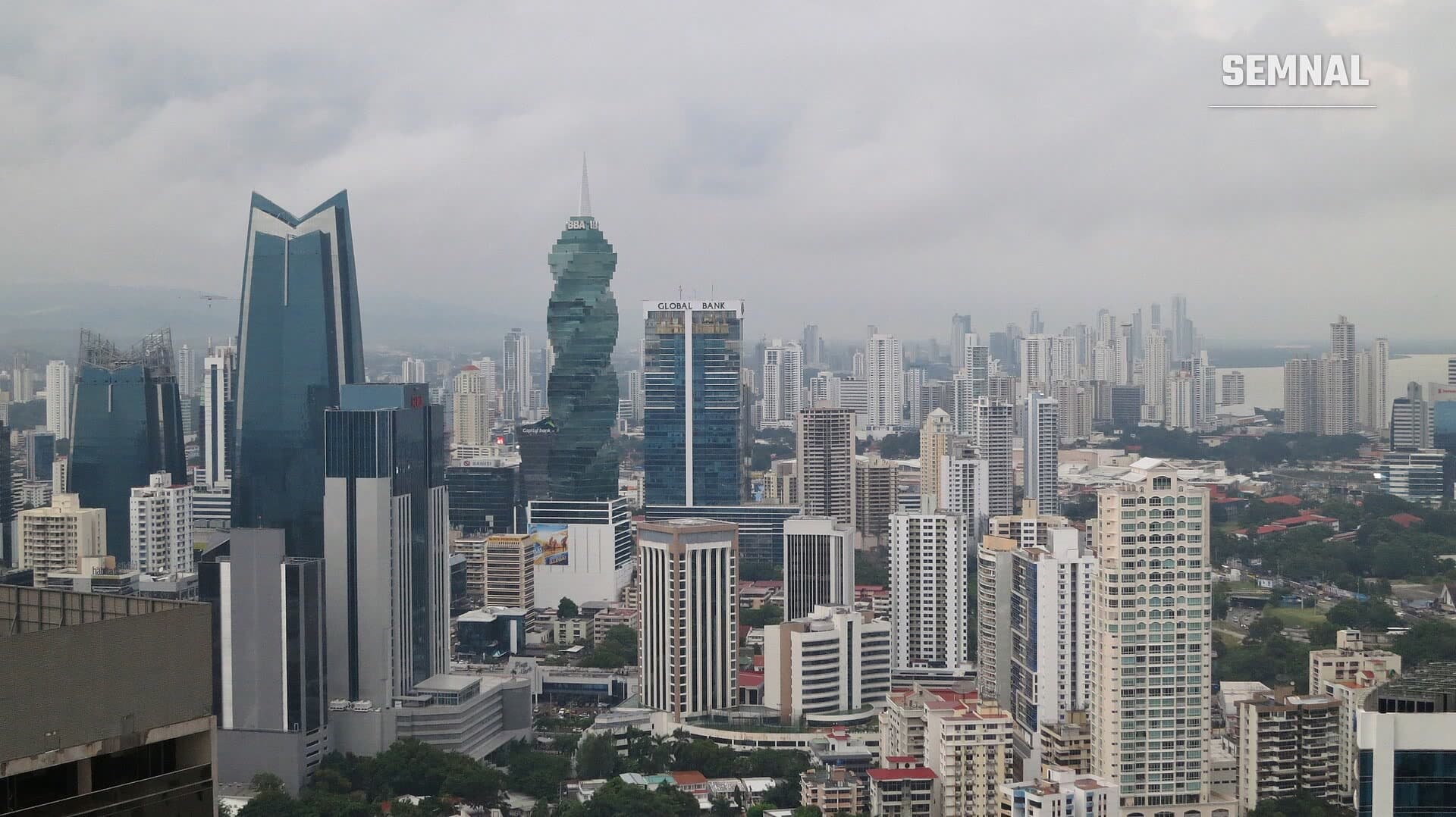 Orizontul orașului Panama, cu zgârie-nori sub un cer înnorat