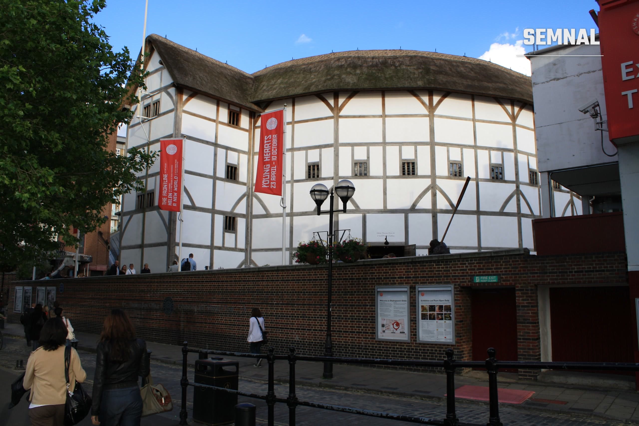 Exteriorul teatrului Shakespeare's Globe din Londra, reconstituire modernă a teatrului elisabetan (Foto: Joanna Russell Bliss / CC BY 4.0)