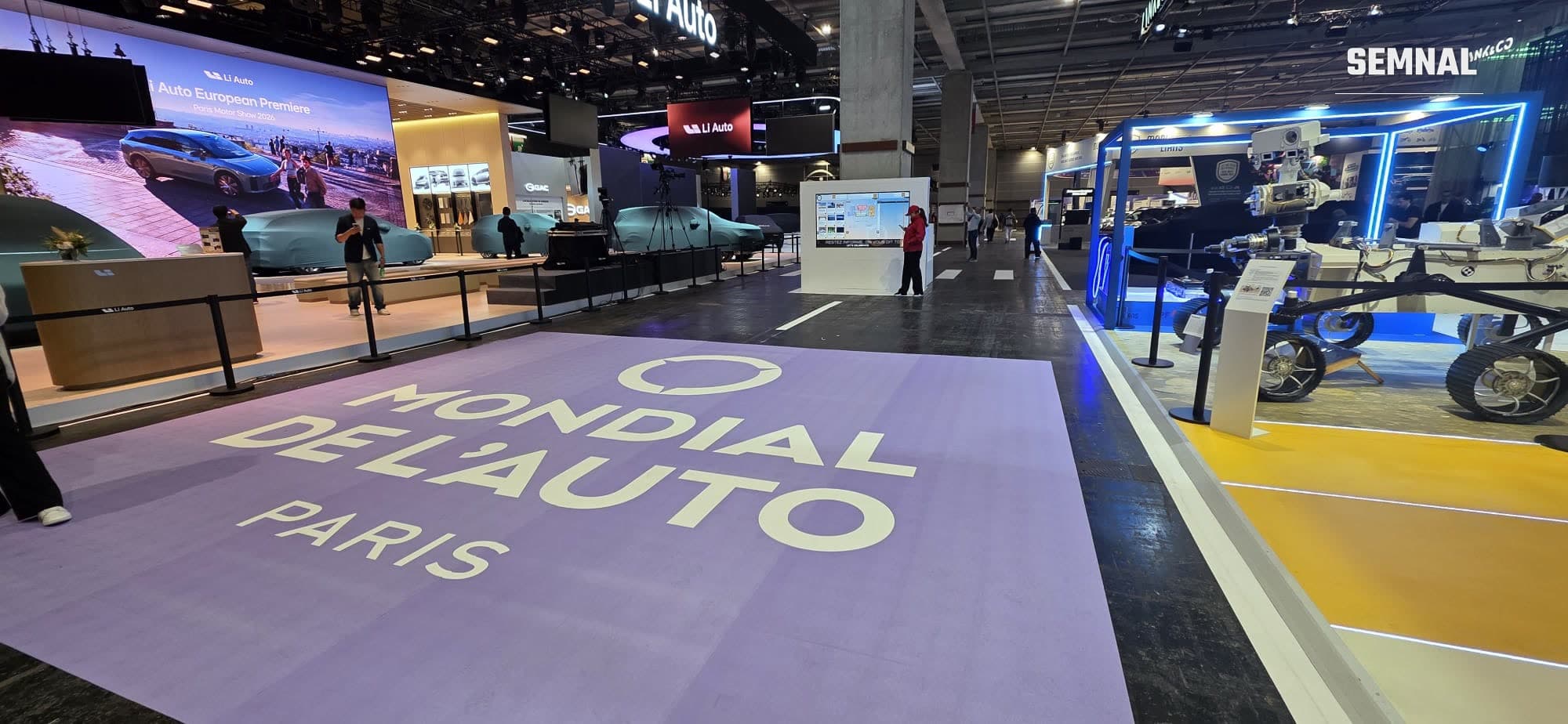 Sigla Mondial de l'Auto Paris pe covorul mov de pe aleea centrală, lângă standul Li Auto, la Salonul Auto de la Paris 2026