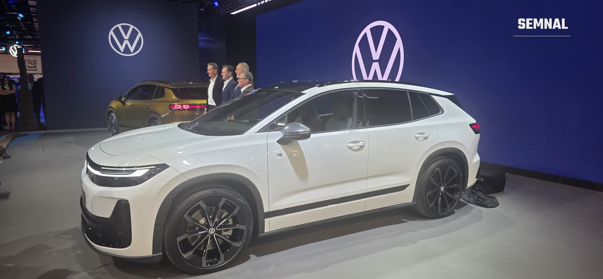 Volkswagen ID. Tiguan alb pe scena standului Volkswagen, la Salonul Auto de la Paris 2026, cu un ID. Tiguan auriu în fundal