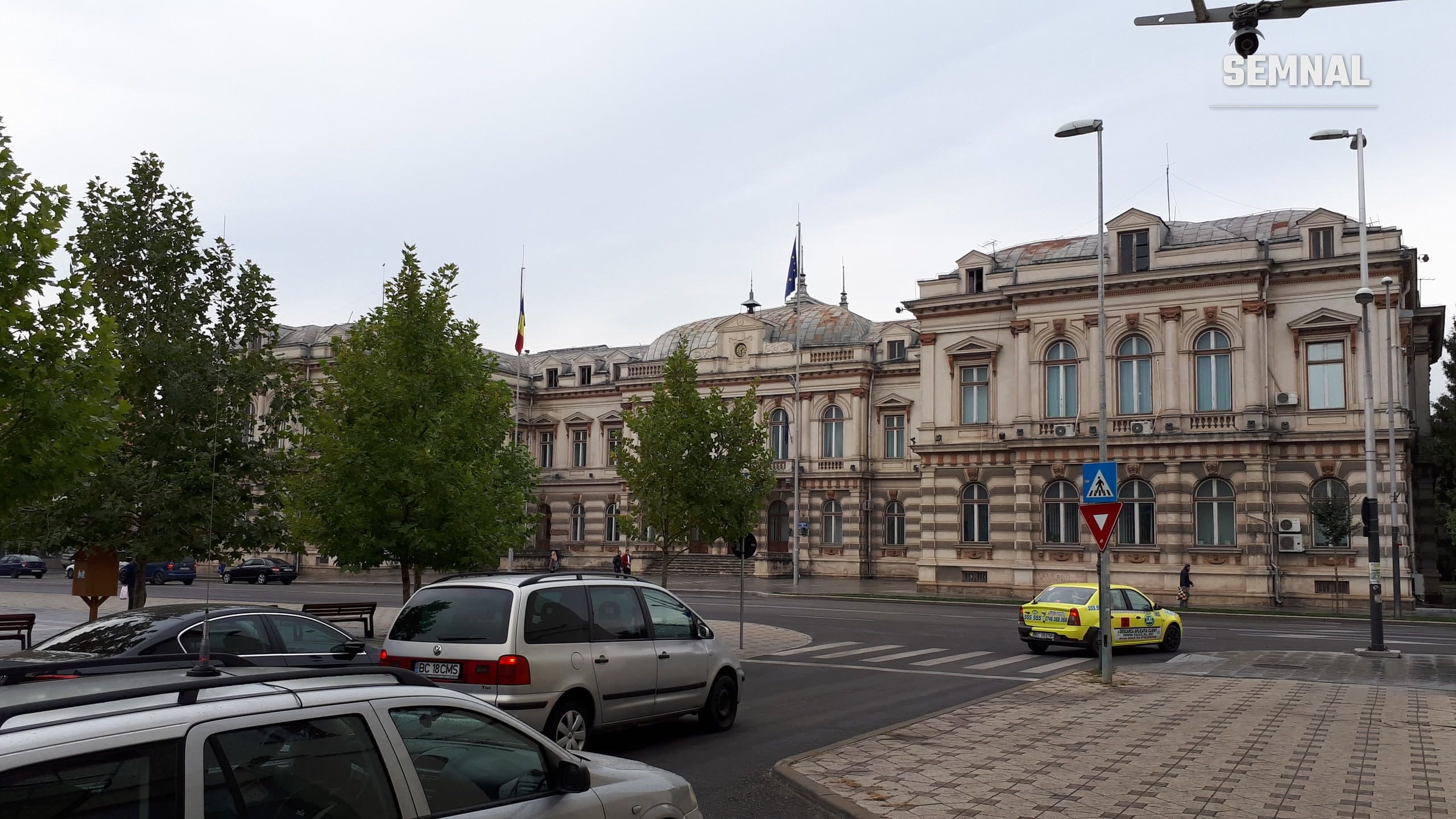 Palatul Administrativ din Bacău, clădire istorică cu fațadă decorată, văzută dintr-o intersecție din centrul orașului