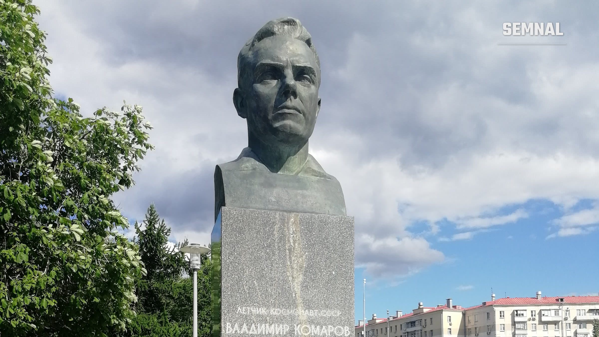 Bustul cosmonautului Vladimir Komarov, pe un soclu de granit cu numele lui, într-un parc din Moscova