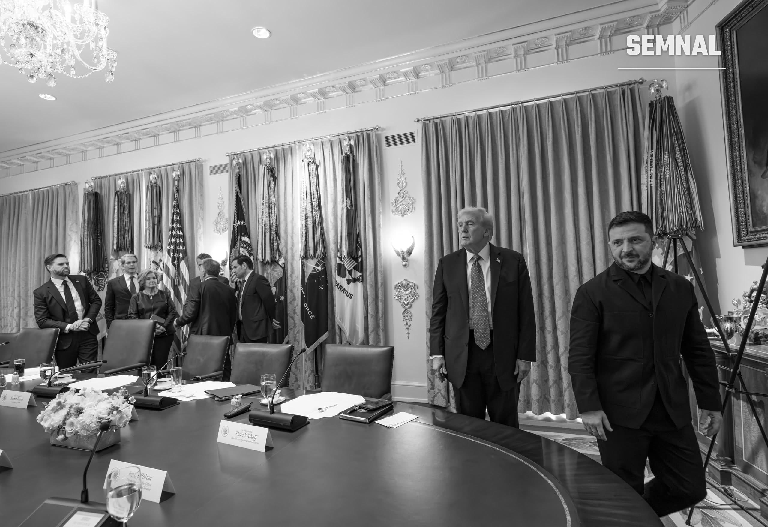 Donald Trump și Volodimir Zelenski, în picioare, la distanță unul de celălalt, în Cabinet Room de la Casa Albă, fotografie alb-negru
