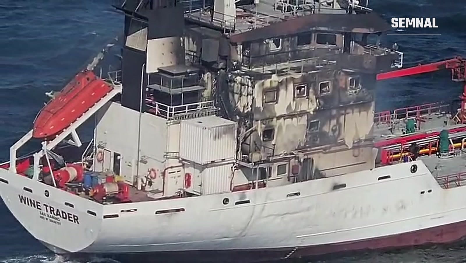 Suprastructura arsă a navei Wine Trader, fotografiată din elicopter în Marea Neagră, lângă Sulina