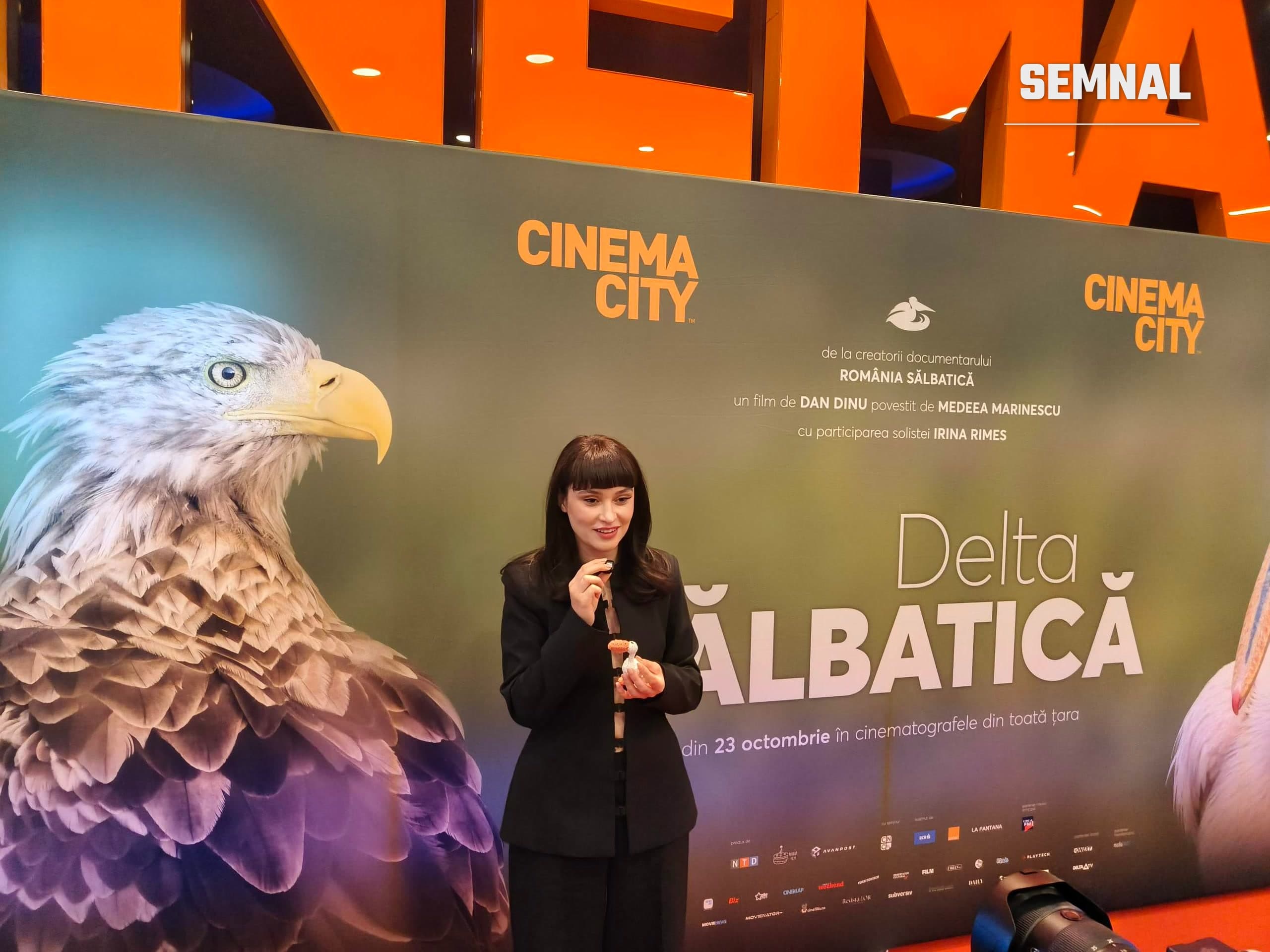 Irina Rimes în fața panoului de presă al documentarului Delta Sălbatică, la Cinema City