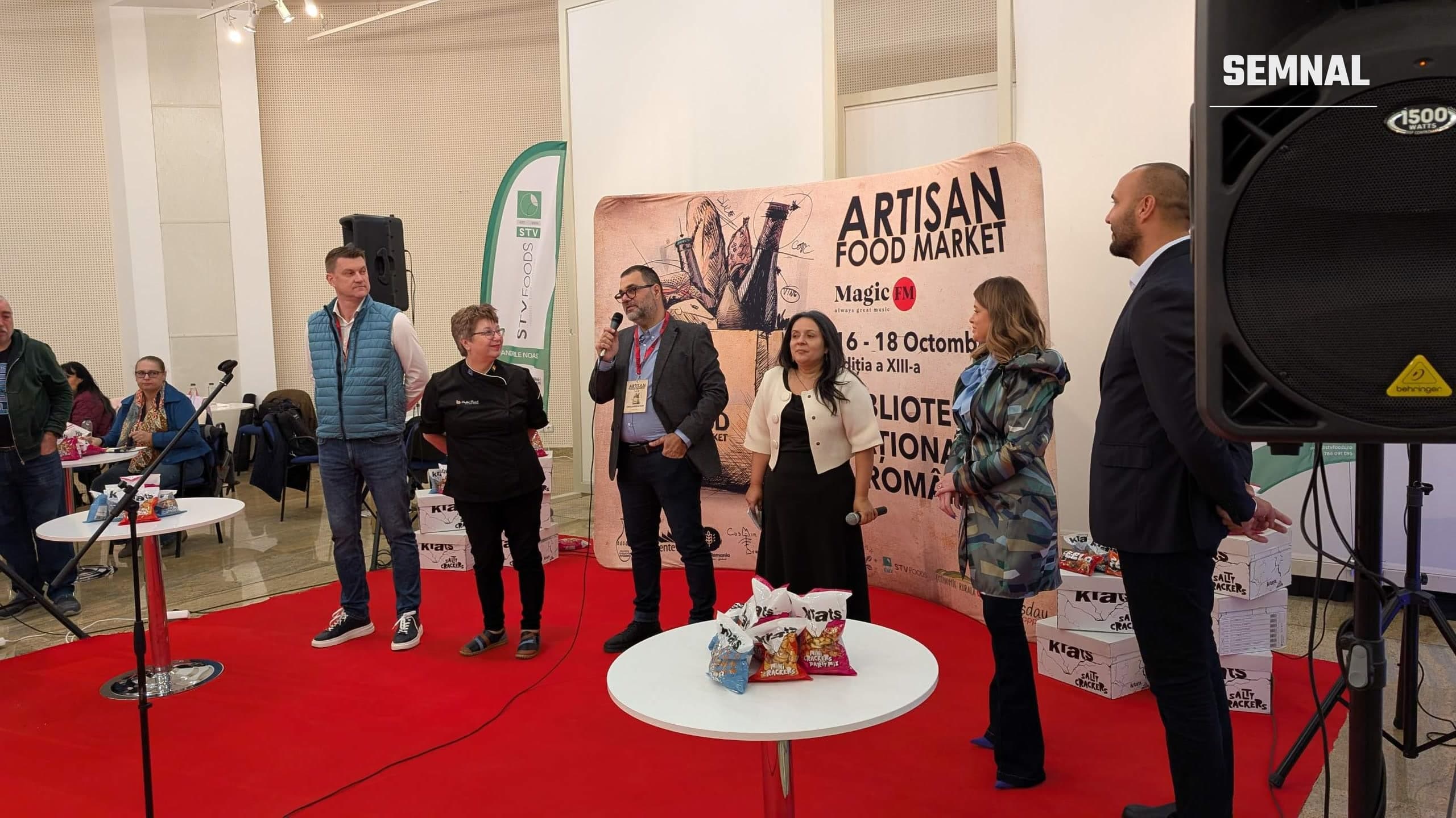 Organizatori și invitați pe scena conferinței de deschidere a Artisan Food Market, în fața panoului cu numele târgului, la Biblioteca Națională a României
