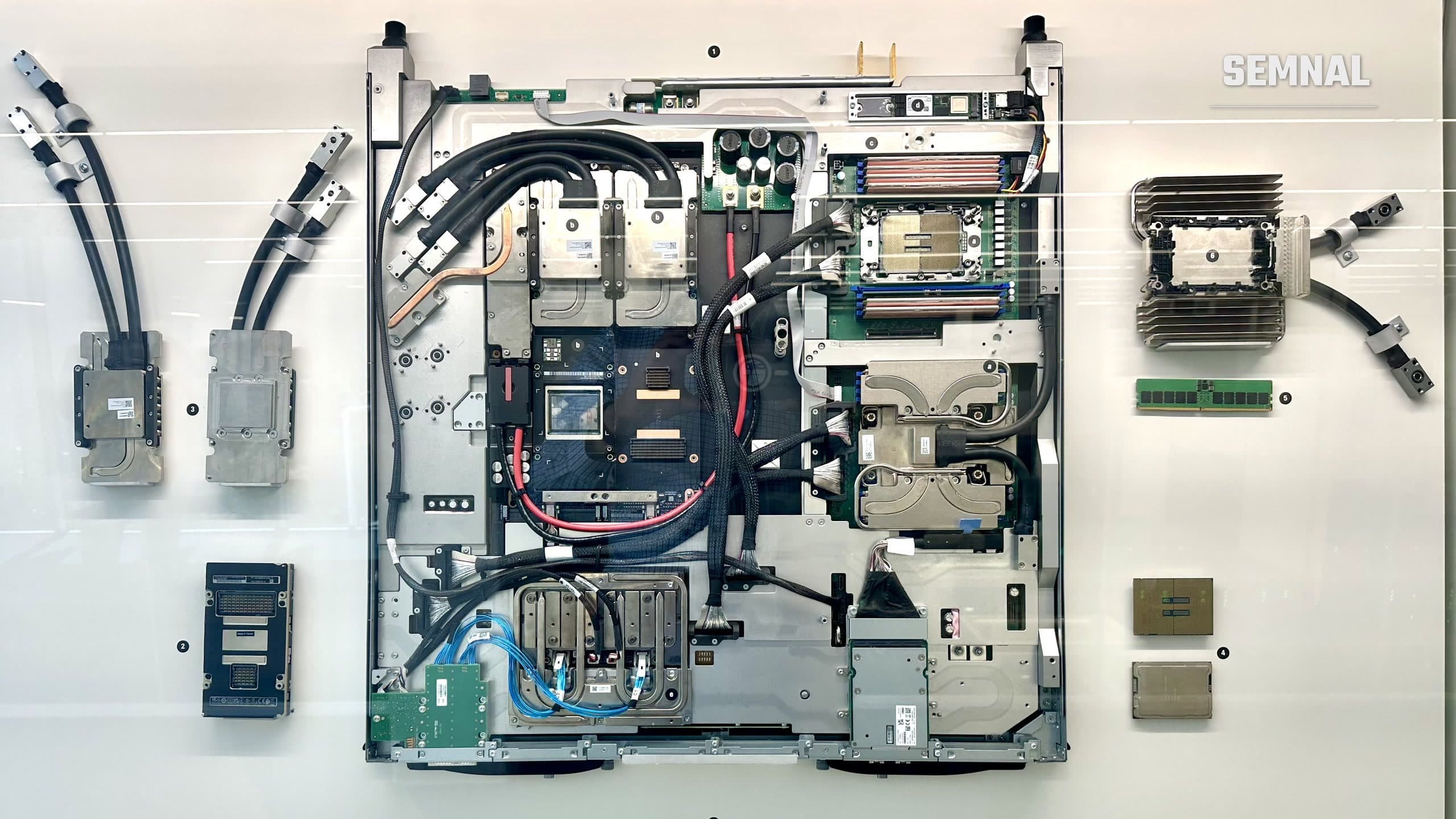 Placă de calcul cu procesoare grafice (GPU) răcită cu glicol, din supercomputerul MareNostrum 5 de la Barcelona Supercomputing Center, expusă într-o vitrină; imagine ilustrativă (Foto: Steve Jurvetson / Wikimedia Commons, CC BY 4.0)