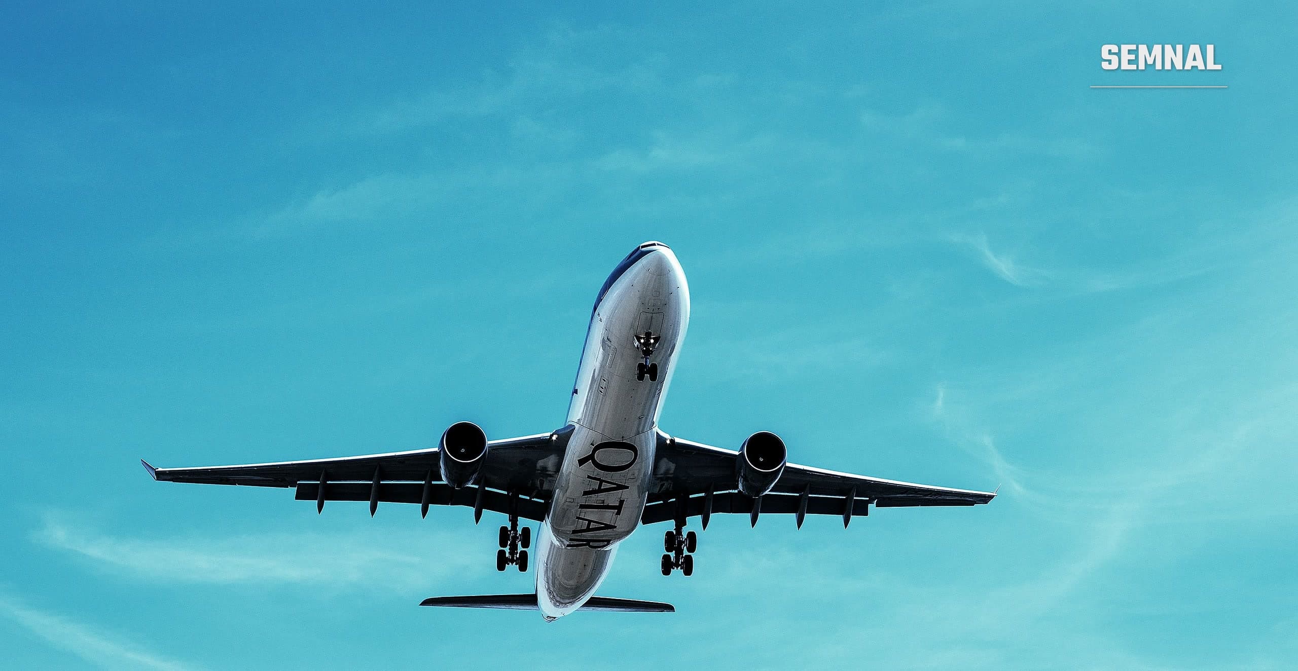 Avion comercial decolând pe cer senin, imagine ilustrativă pentru deplasări externe