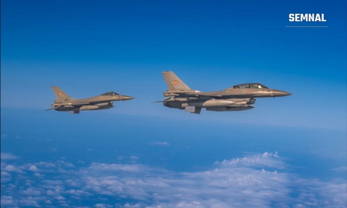 Două avioane F-16 ale Forțelor Aeriene Române în zbor, deasupra norilor. Foto: arhiva MApN, Laurențiu Turoi