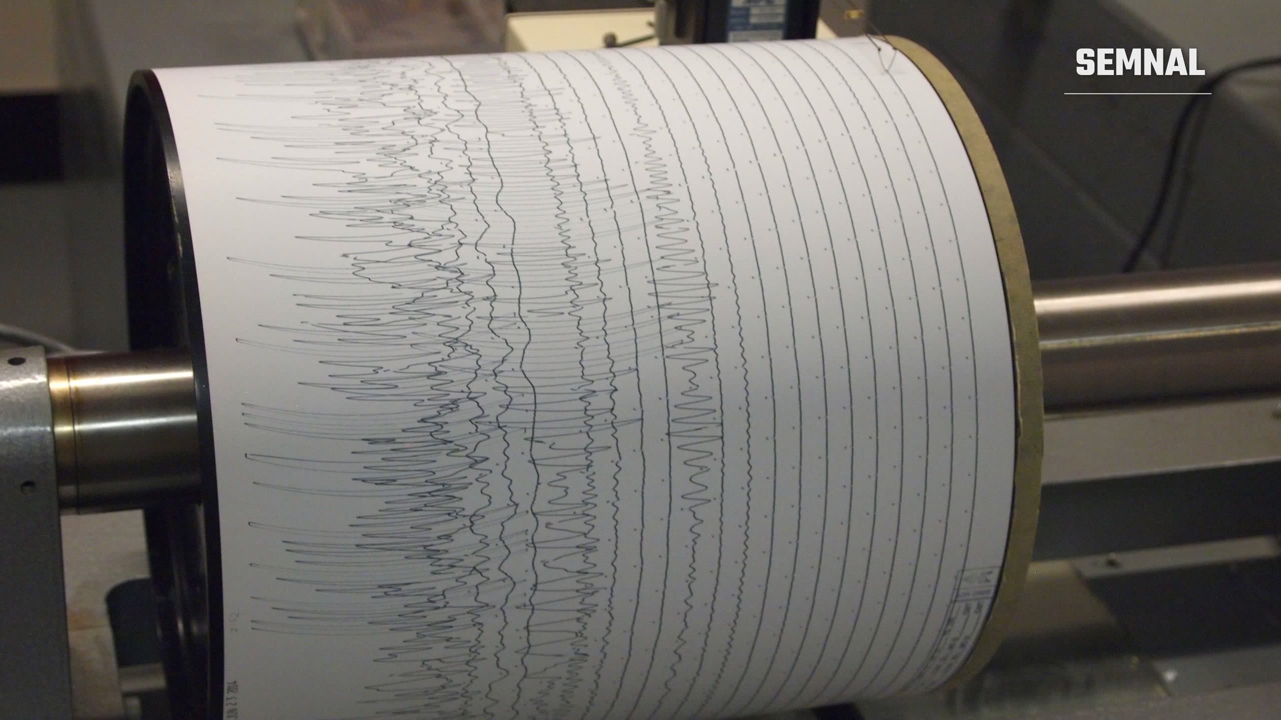 Seismogramă pe hârtie înregistrată de un seismograf cu tambur, imagine ilustrativă. Foto: Weston Observatory / Wikimedia Commons, CC BY-SA 3.0, decupată