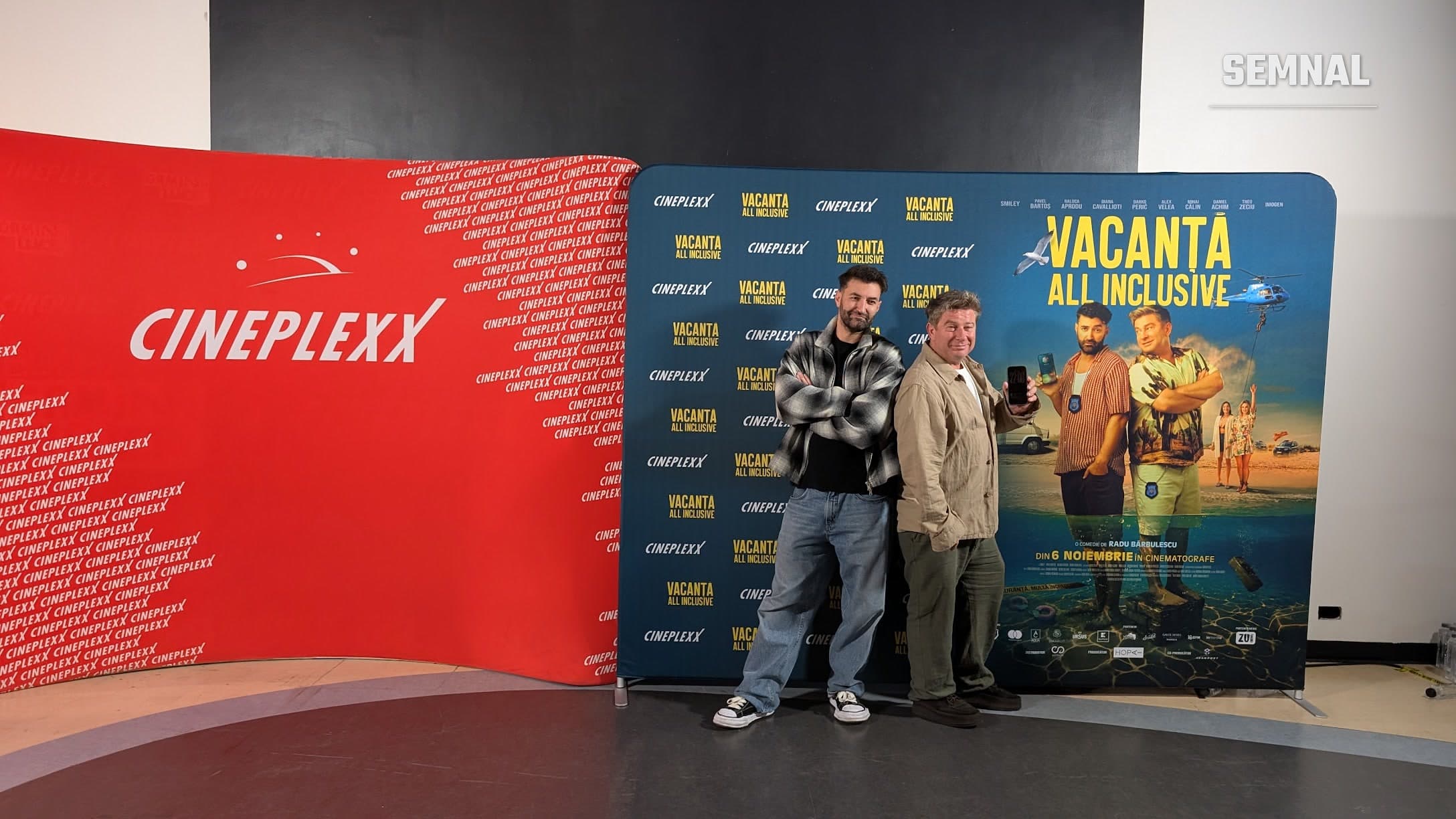 Smiley și Pavel Bartoș pozează în fața panoului filmului „Vacanță All Inclusive”, la Cineplexx Băneasa. Fotografie realizată de Lucian Dinu