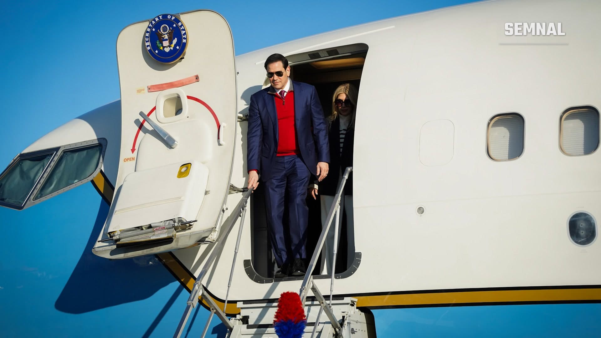 Marco Rubio, secretarul de stat al SUA, coboară scările avionului oficial, cu emblema Departamentului de Stat pe ușă, pe aeroportul Malpensa din Milano, pe 5 februarie 2026.