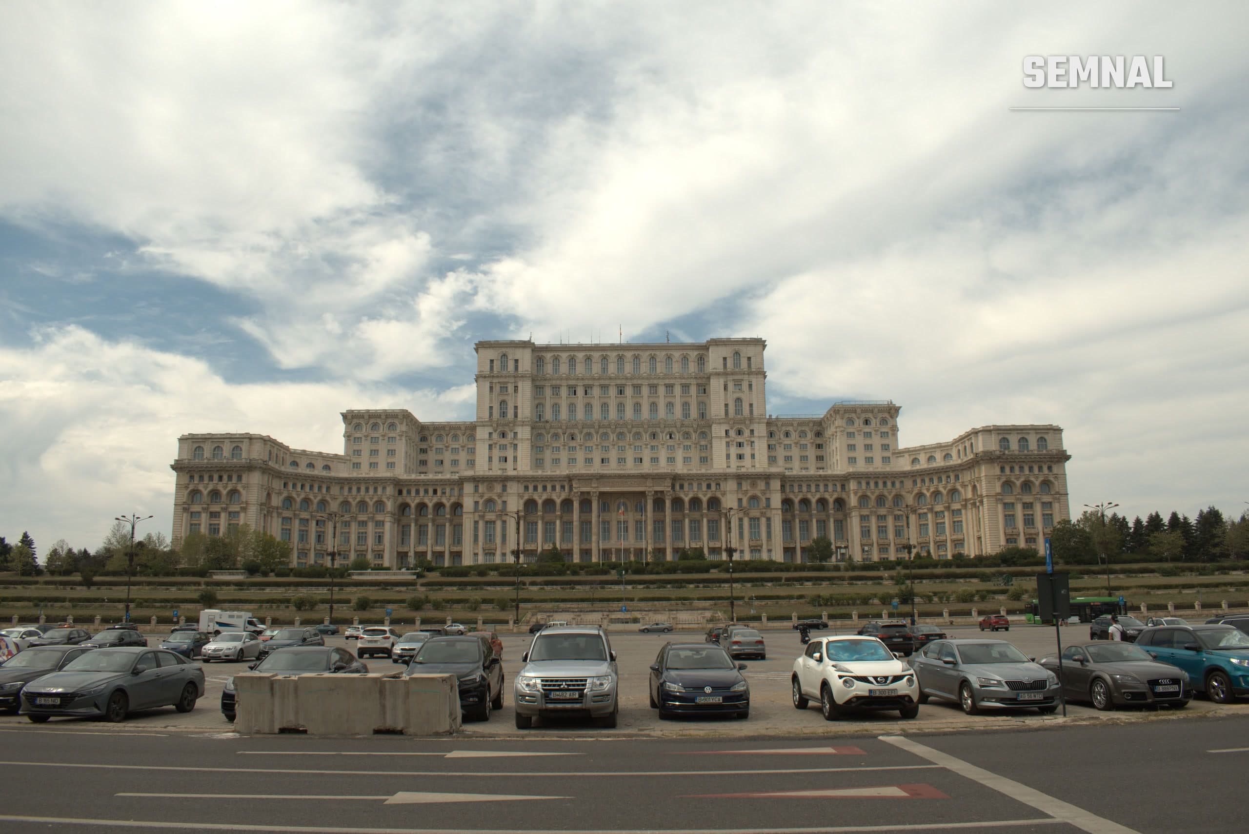 Palatul Parlamentului din București, văzut ziua, cu mașini parcate în față, imagine ilustrativă (Foto: Jack Paschalidis / Pexels)