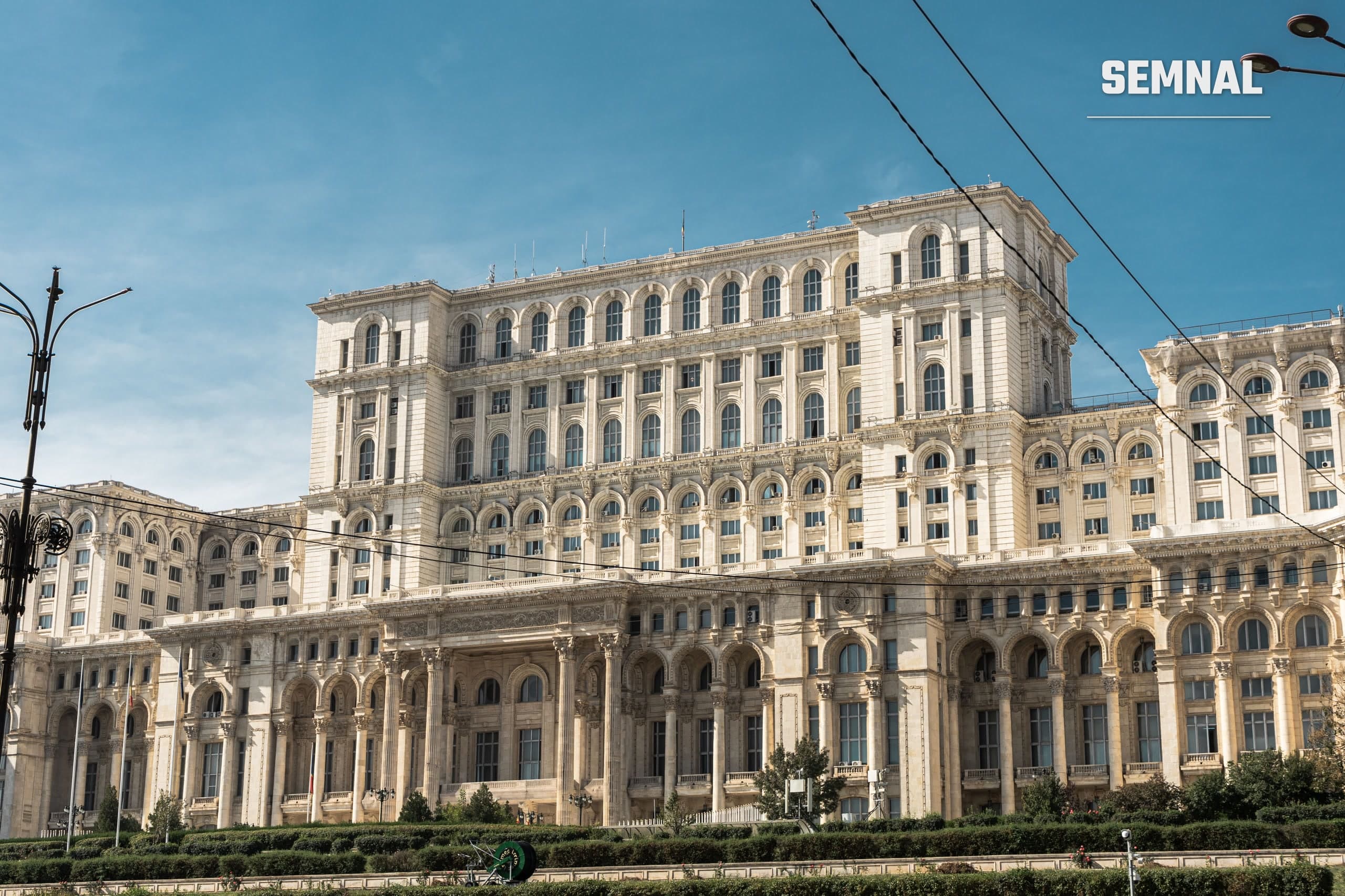 Palatul Parlamentului din București sub cer senin, imagine ilustrativă (Foto: Uiliam Nornberg / Pexels)