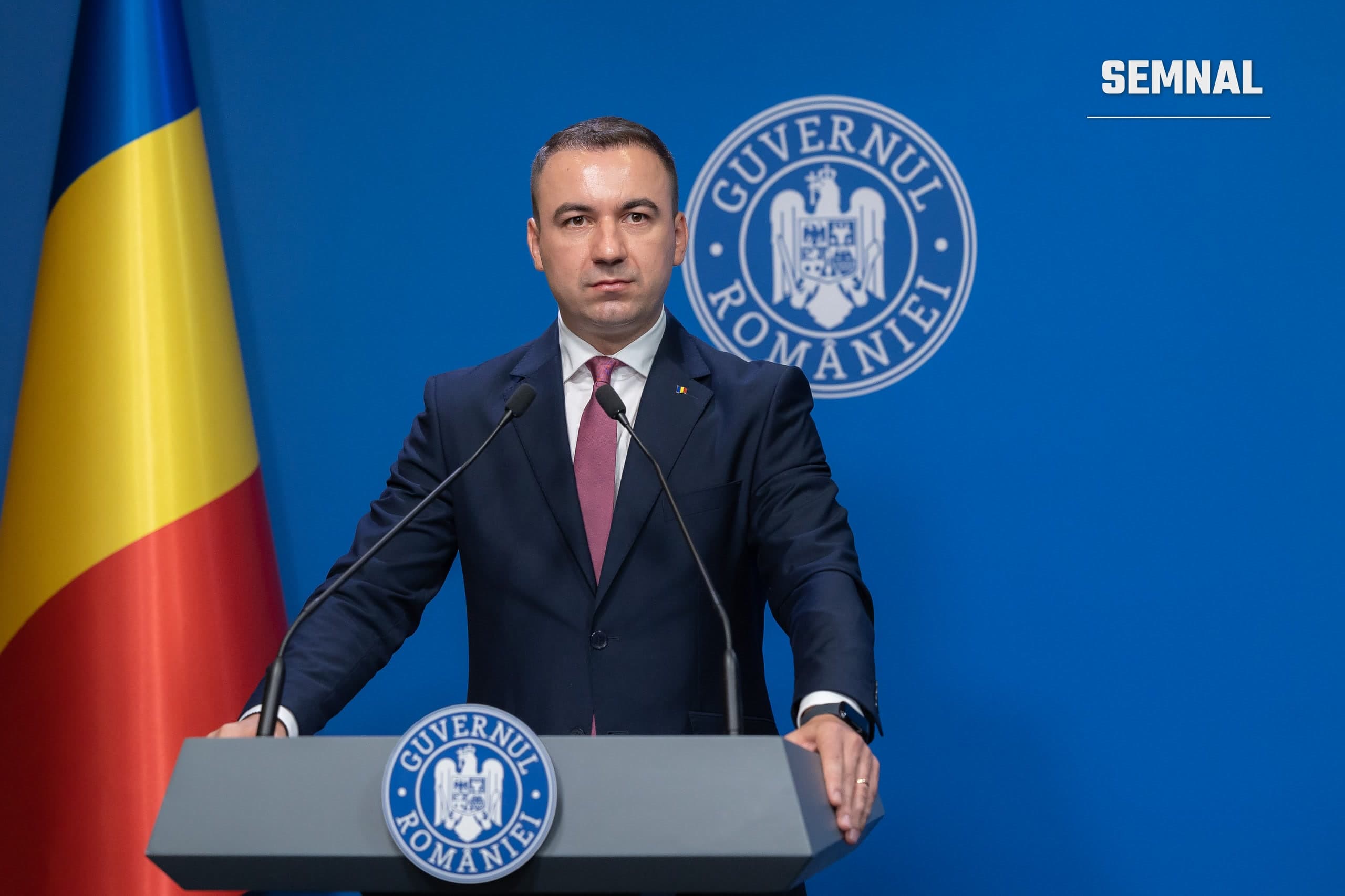 Bogdan Ivan vorbind la pupitru, în sala de conferințe de presă a Guvernului României. Foto: gov.ro (Guvernul României)