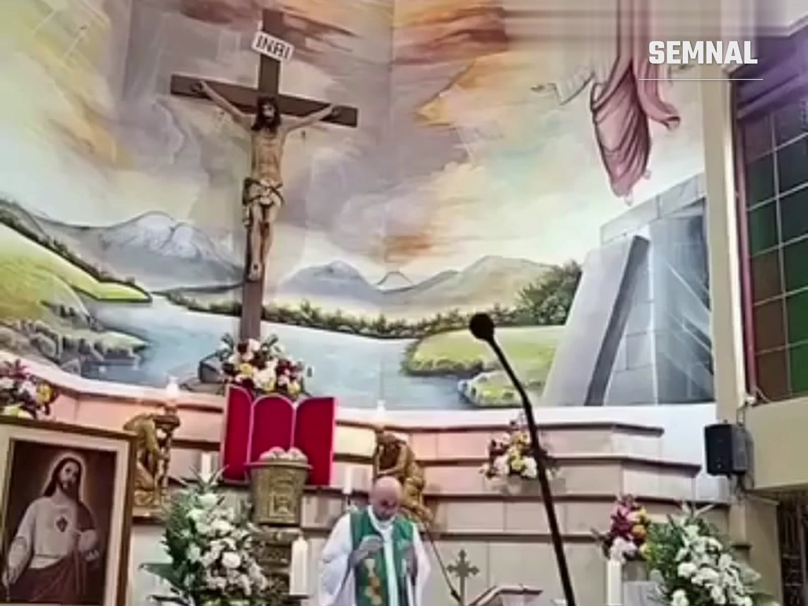Altarul bisericii Perpetuo Socorro din Guayaquil, cu crucifixul de lemn pe perete și preotul oficiind slujba