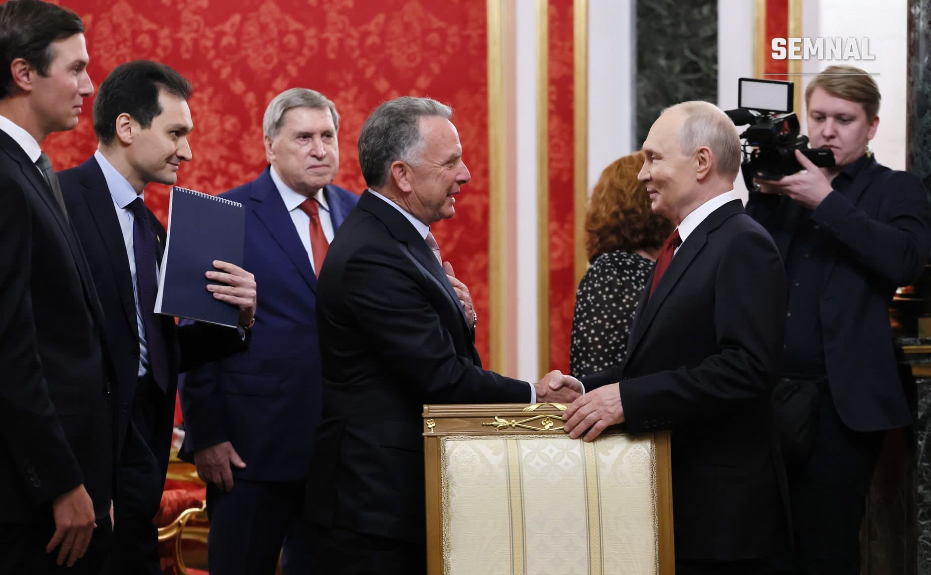 Vladimir Putin dă mâna cu emisarul american Steve Witkoff la o întâlnire anterioară, în septembrie 2026 (Foto: kremlin.ru, CC BY 4.0)