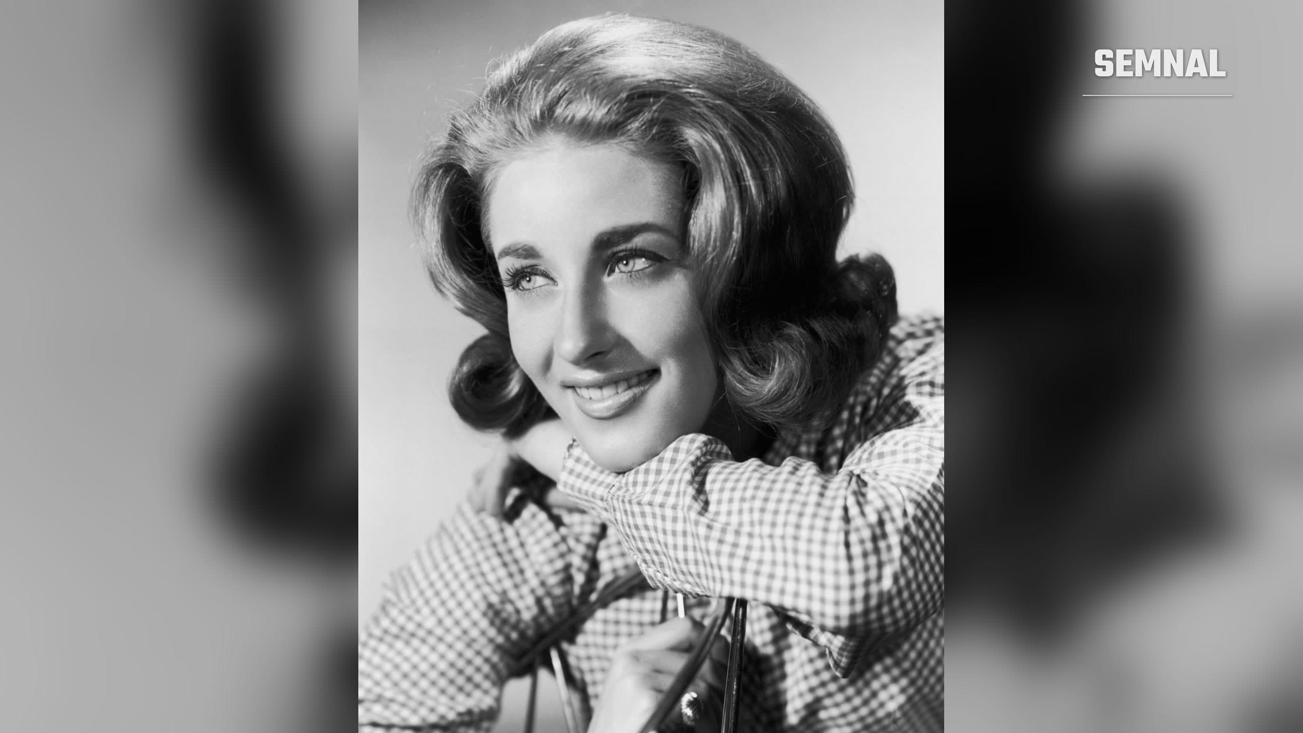 Cântăreața Lesley Gore într-un portret de studio din 1963