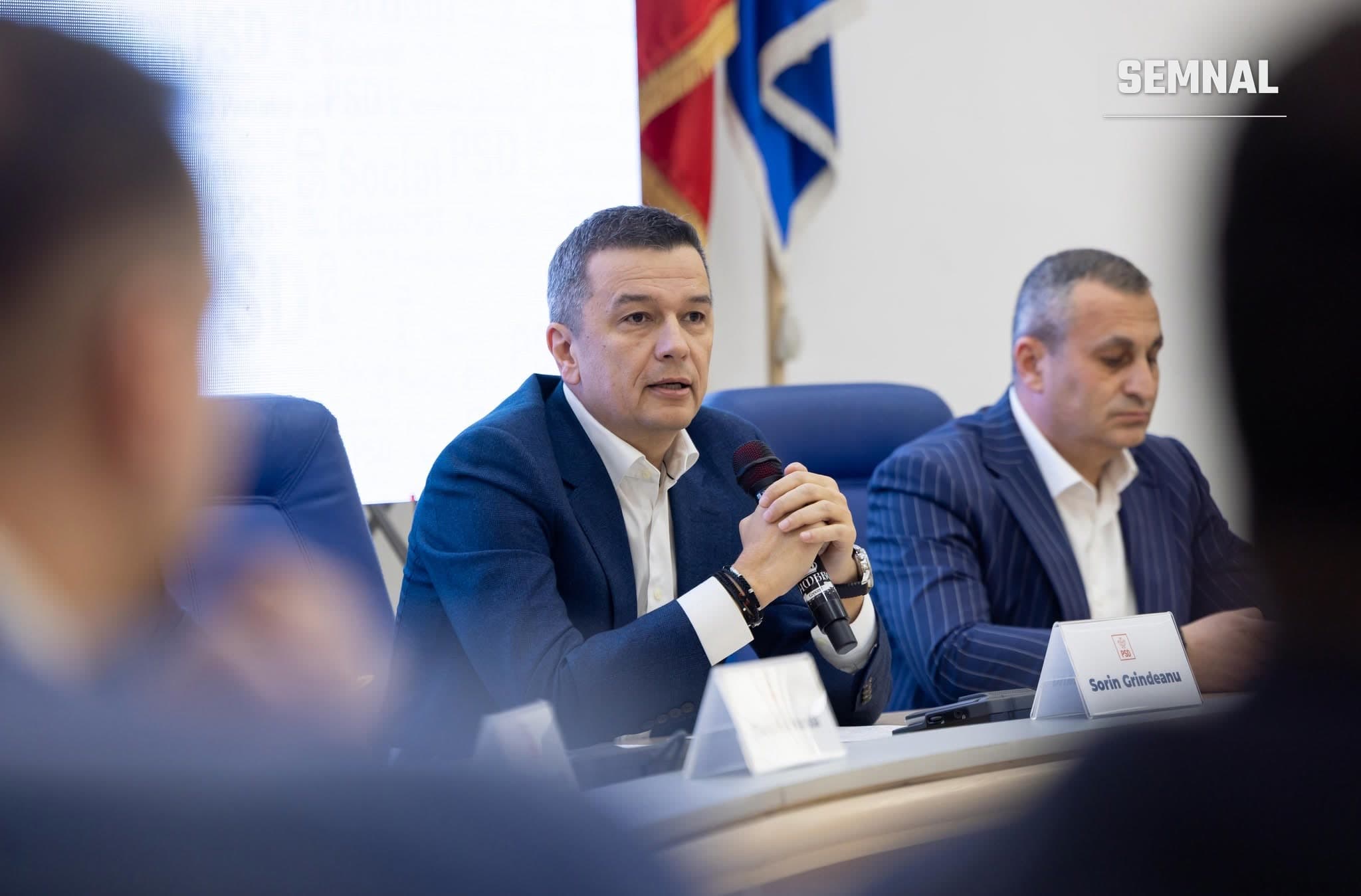 Sorin Grindeanu, președintele PSD, vorbind la microfon în timpul unei conferințe a partidului (Foto: Facebook / Sorin Grindeanu)