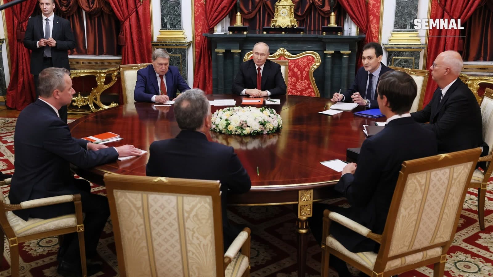 Discuții ruso-americane la Kremlin, 5 septembrie 2026: Vladimir Putin, în capul unei mese rotunde lustruite, alături de membri ai delegațiilor, într-o sală cu draperii roșii și mobilier aurit
