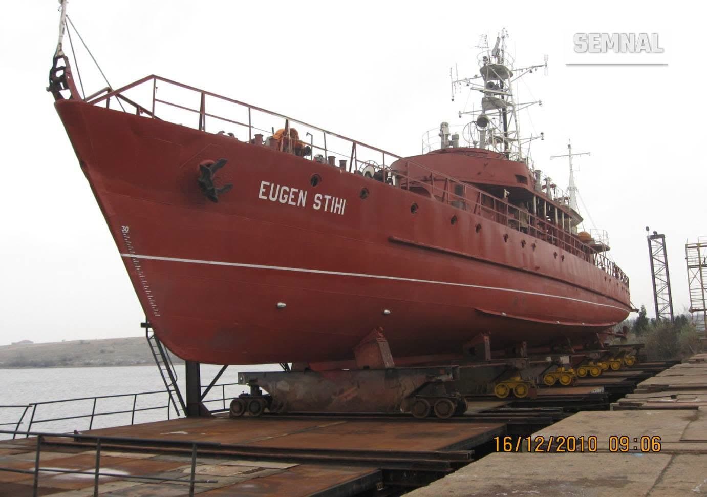 Canoniera Eugen Stihi, cu corpul vopsit în roșu, scoasă pe doc la Mangalia pentru reparații în decembrie 2010
