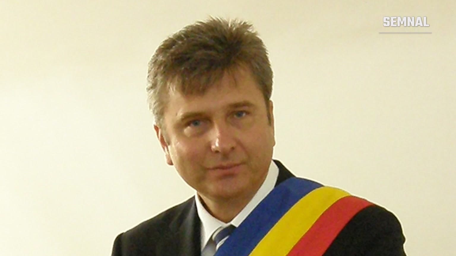 Florentin Pandele, primarul orașului Voluntari, purtând eșarfa tricoloră