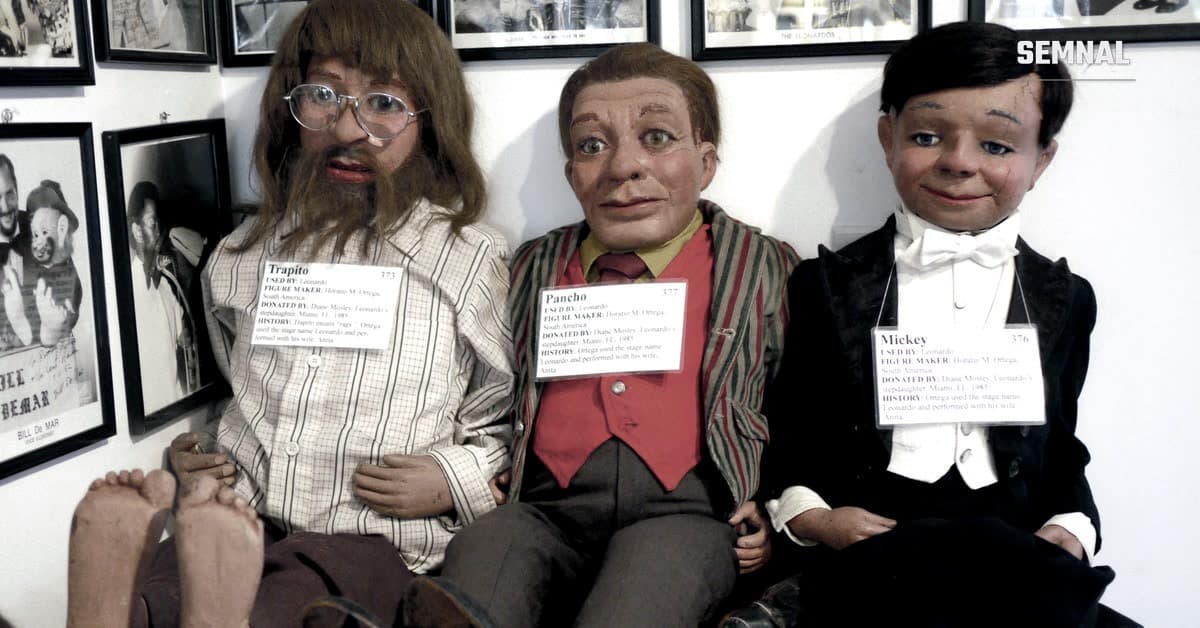 Trei păpuși de ventriloc cu etichete de identificare, expuse la Muzeul Vent Haven din Kentucky