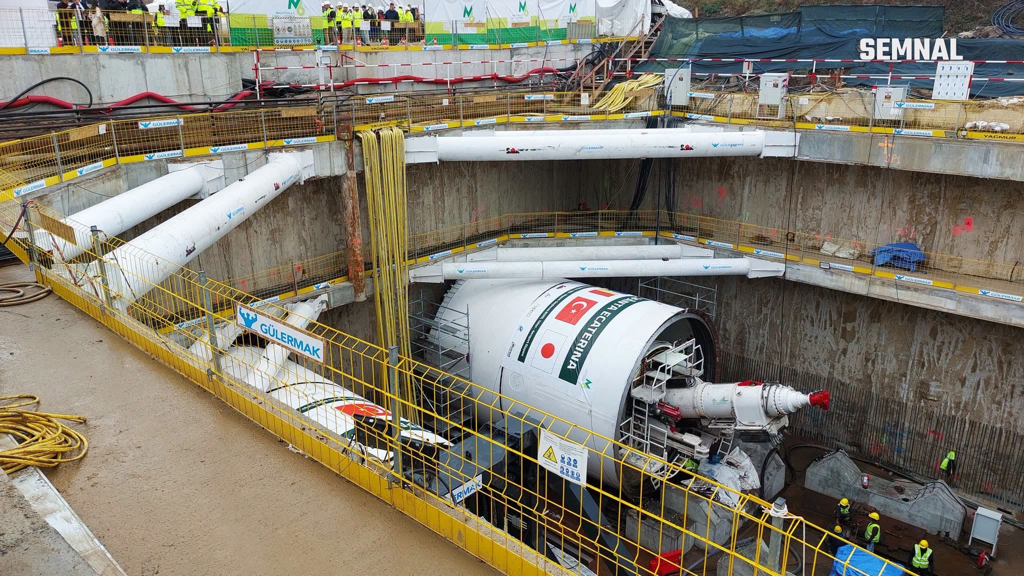 Puțul de lansare al viitoarei stații de metrou Bruxelles, cu scutul TBM „Sfânta Ecaterina” și muncitori în echipament de protecție