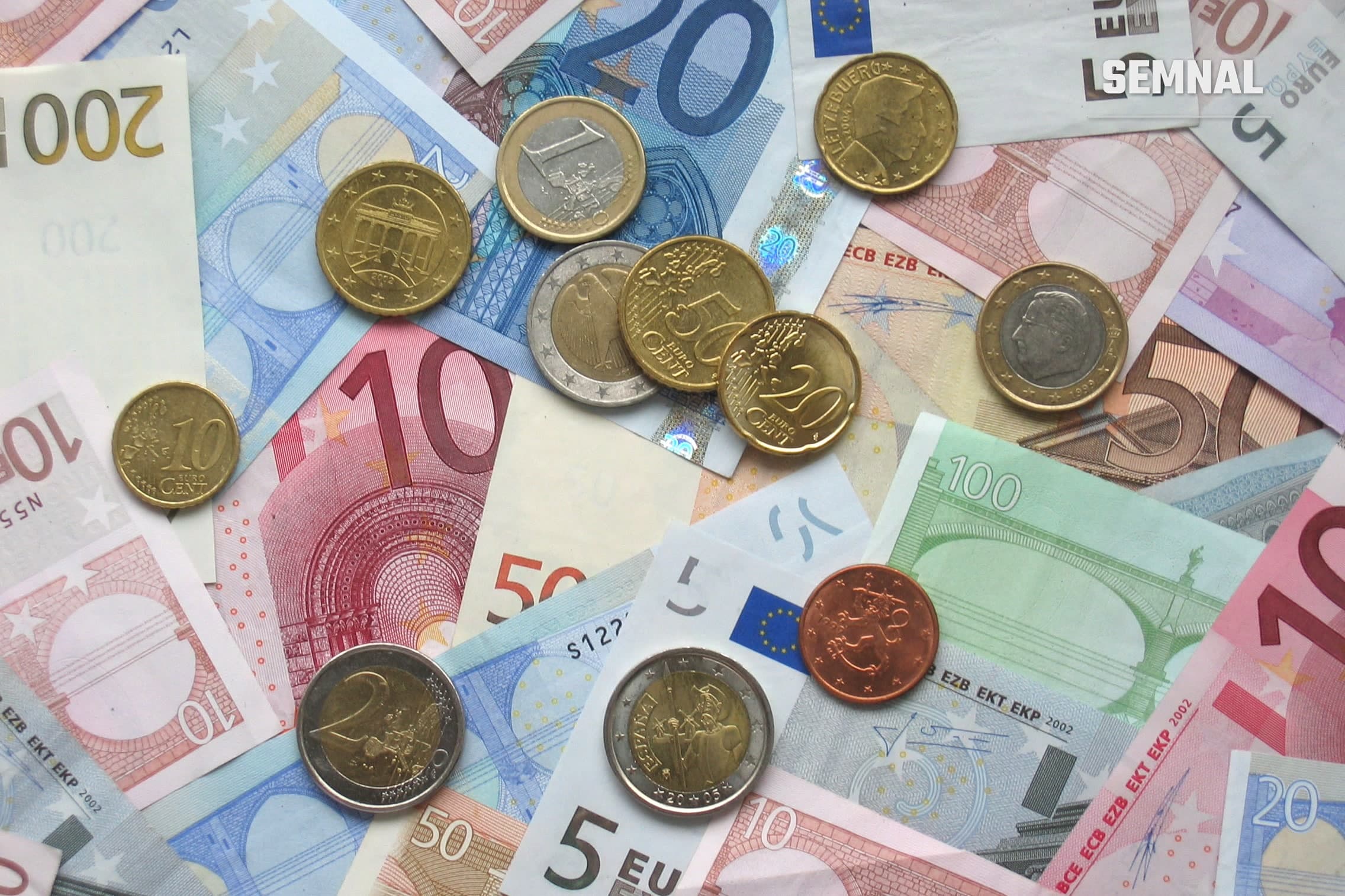 Monede și bancnote euro de diferite valori, așezate una peste alta. Imagine ilustrativă. (Foto: Avij / Wikimedia Commons, domeniu public)