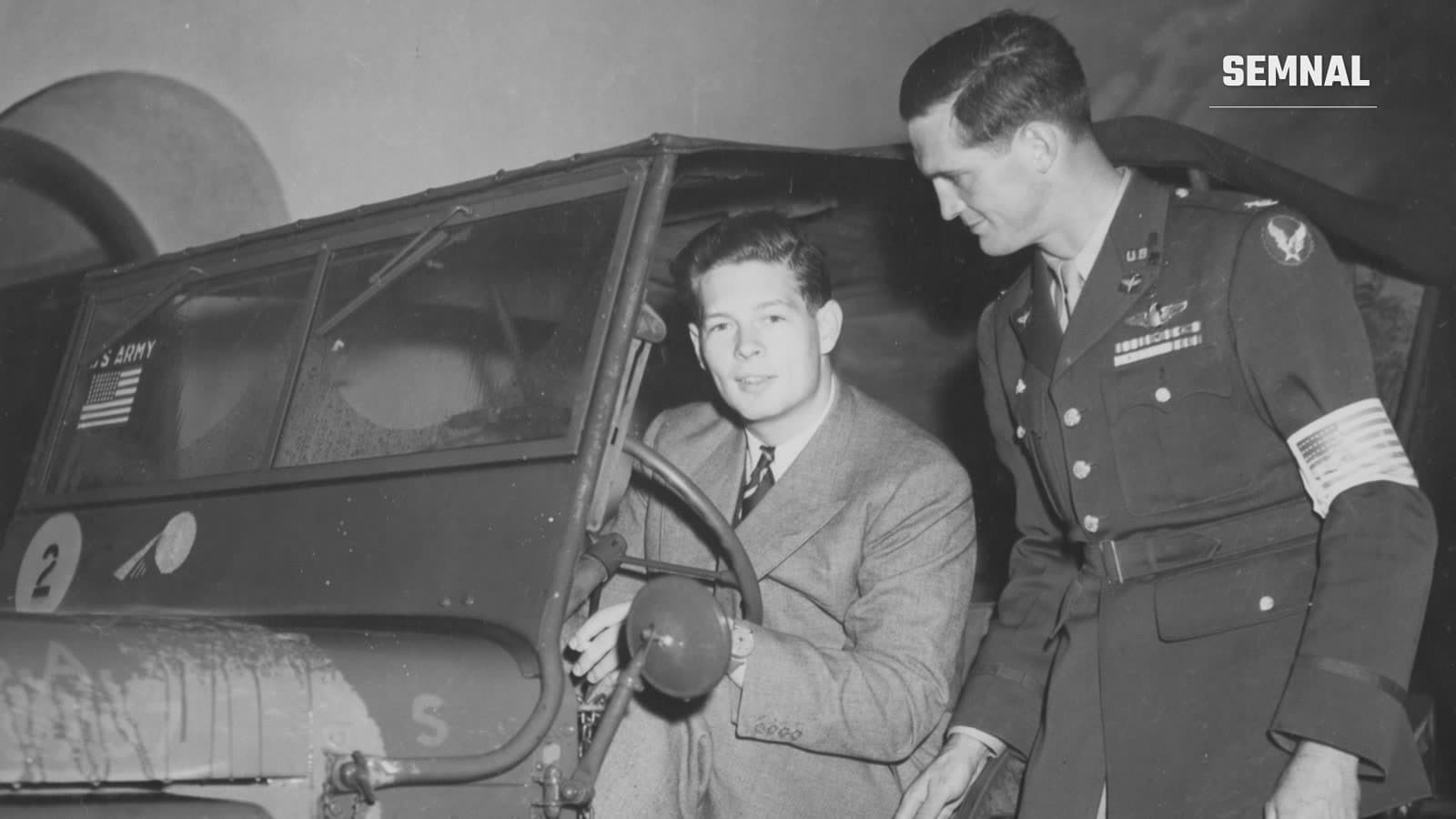 Regele Mihai I al României, tânăr, așezat la volanul unui jeep militar american, alături de un ofițer american, într-o fotografie de arhivă din anii 1940
