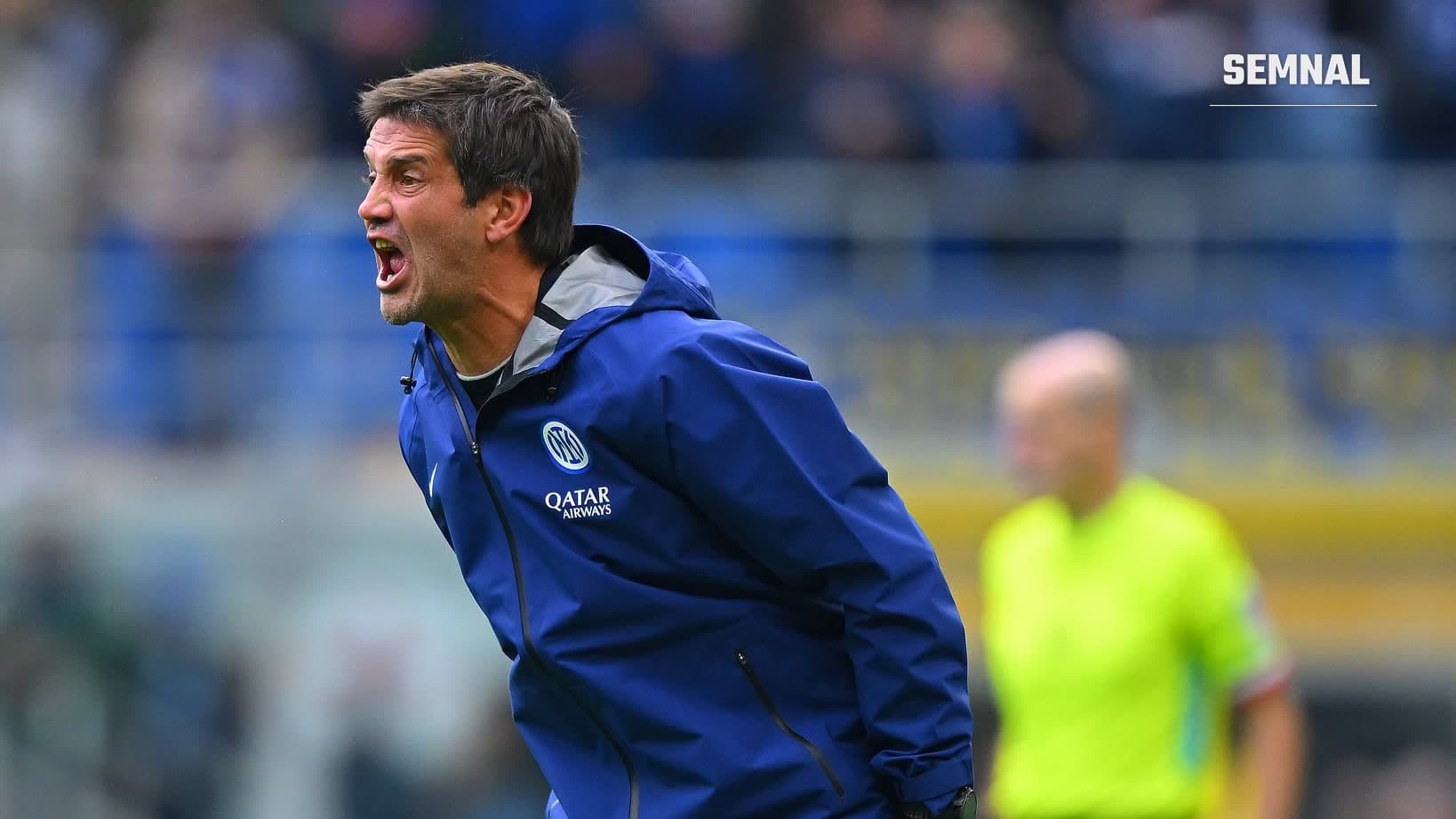 Antrenorul Cristian Chivu, în echipament Inter, strigă indicații pe marginea terenului