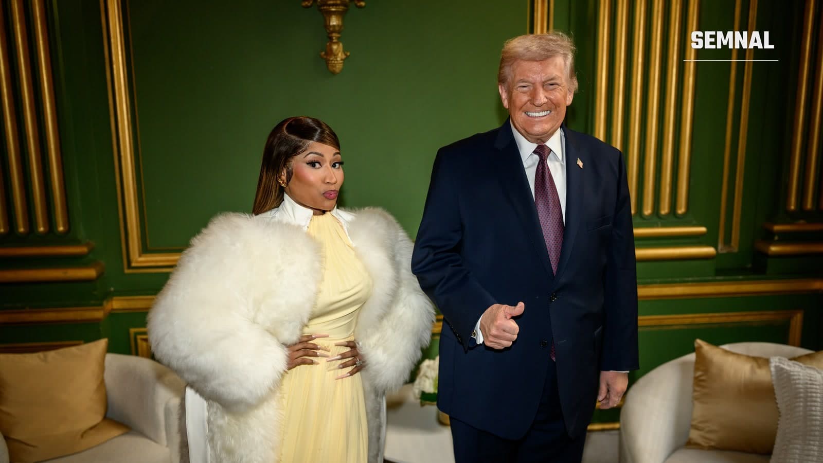Nicki Minaj, în blană albă și rochie galbenă, și Donald Trump, în costum bleumarin, cu degetul mare ridicat, într-o încăpere cu pereți verzi și decorațiuni aurii
