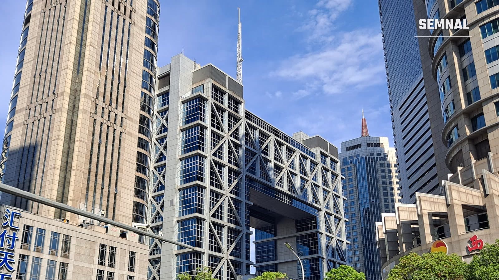 Clădirea Bursei din Shanghai, în cartierul financiar Pudong, înconjurată de zgârie-nori