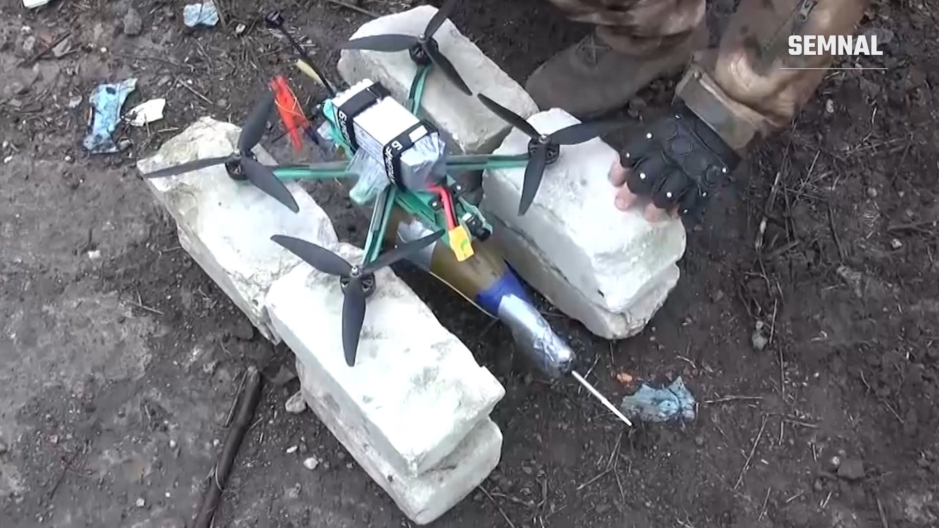 Dronă FPV de atac cu încărcătură explozivă atașată, așezată pe blocuri de beton, într-o fotografie ilustrativă din arhiva Ministerului rus al Apărării