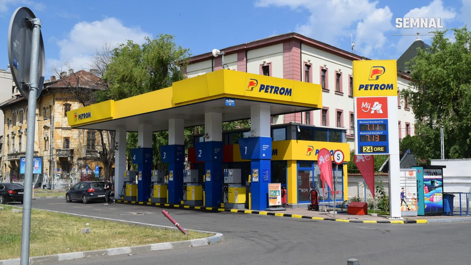 Benzinărie Petrom din București, cu pompe sub o copertină galbenă și un panou de prețuri pentru benzină și motorină standard