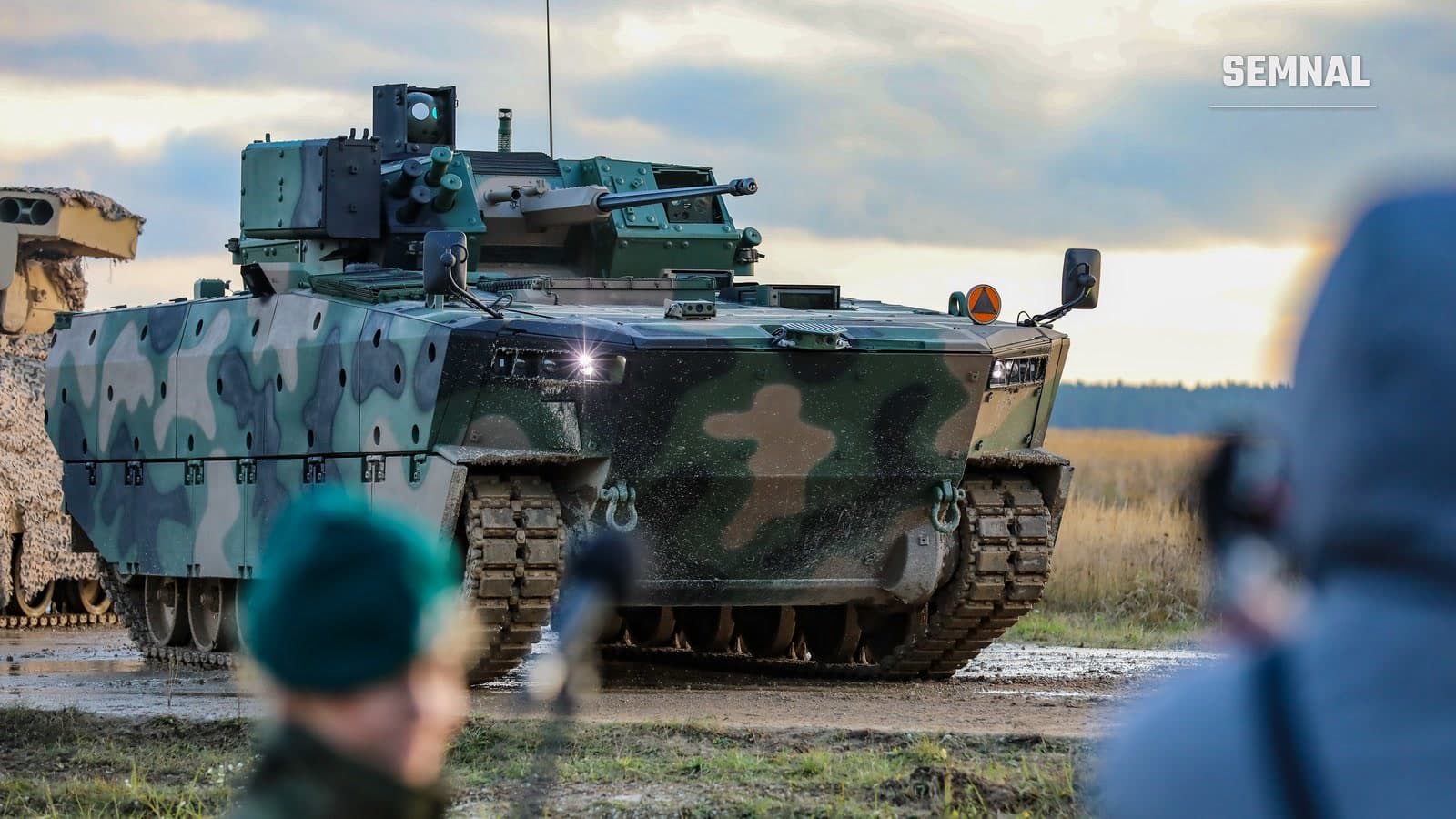 Vehicul blindat de luptă Borsuk al armatei poloneze manevrează pe un poligon din Bemowo Piskie, Polonia, în fața unor militari și a unui public, în timpul unei demonstrații a grupului de luptă NATO.