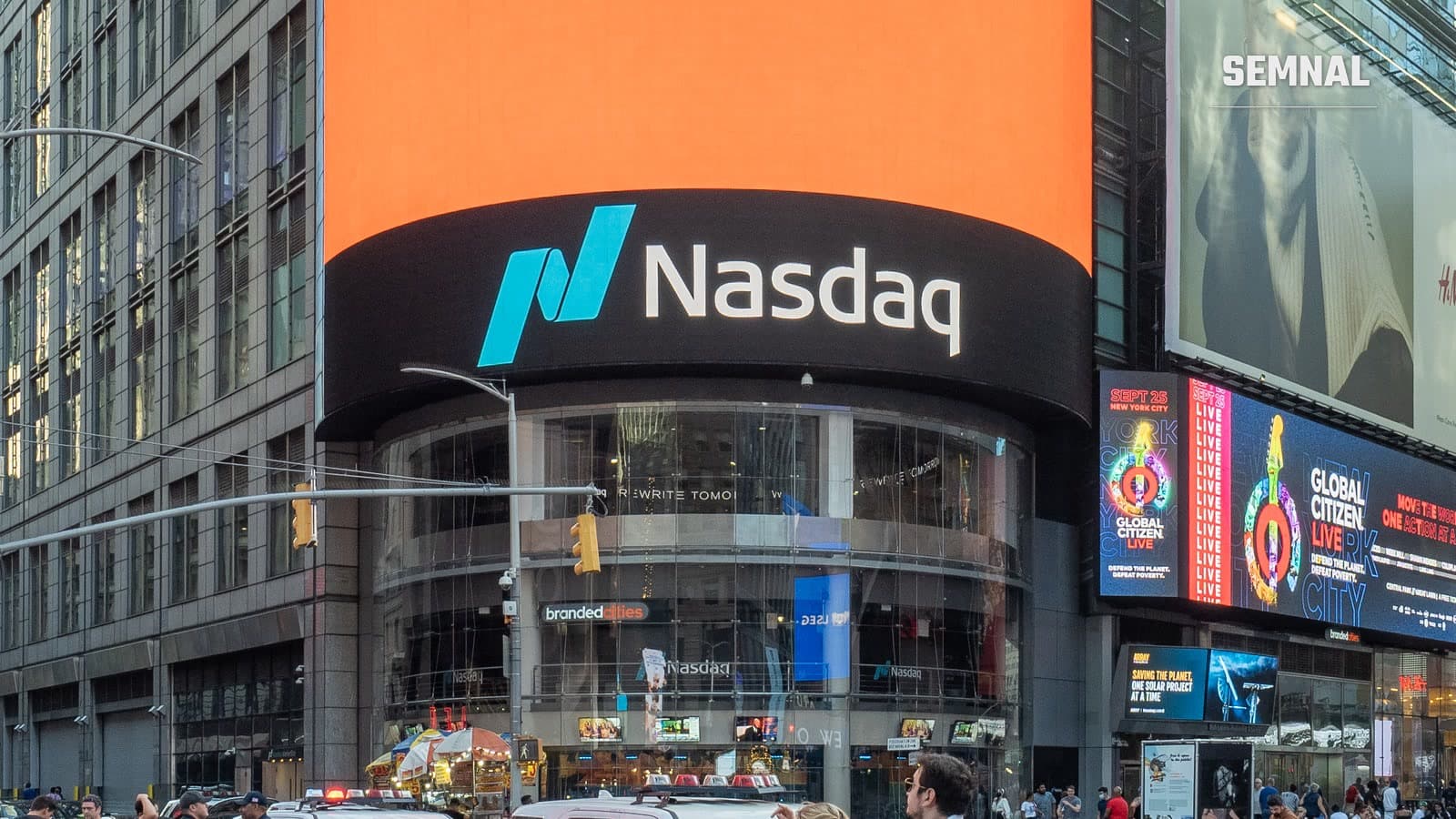 Sediul Nasdaq MarketSite din Times Square, New York, cu sigla bursei afișată pe ecranul circular al clădirii