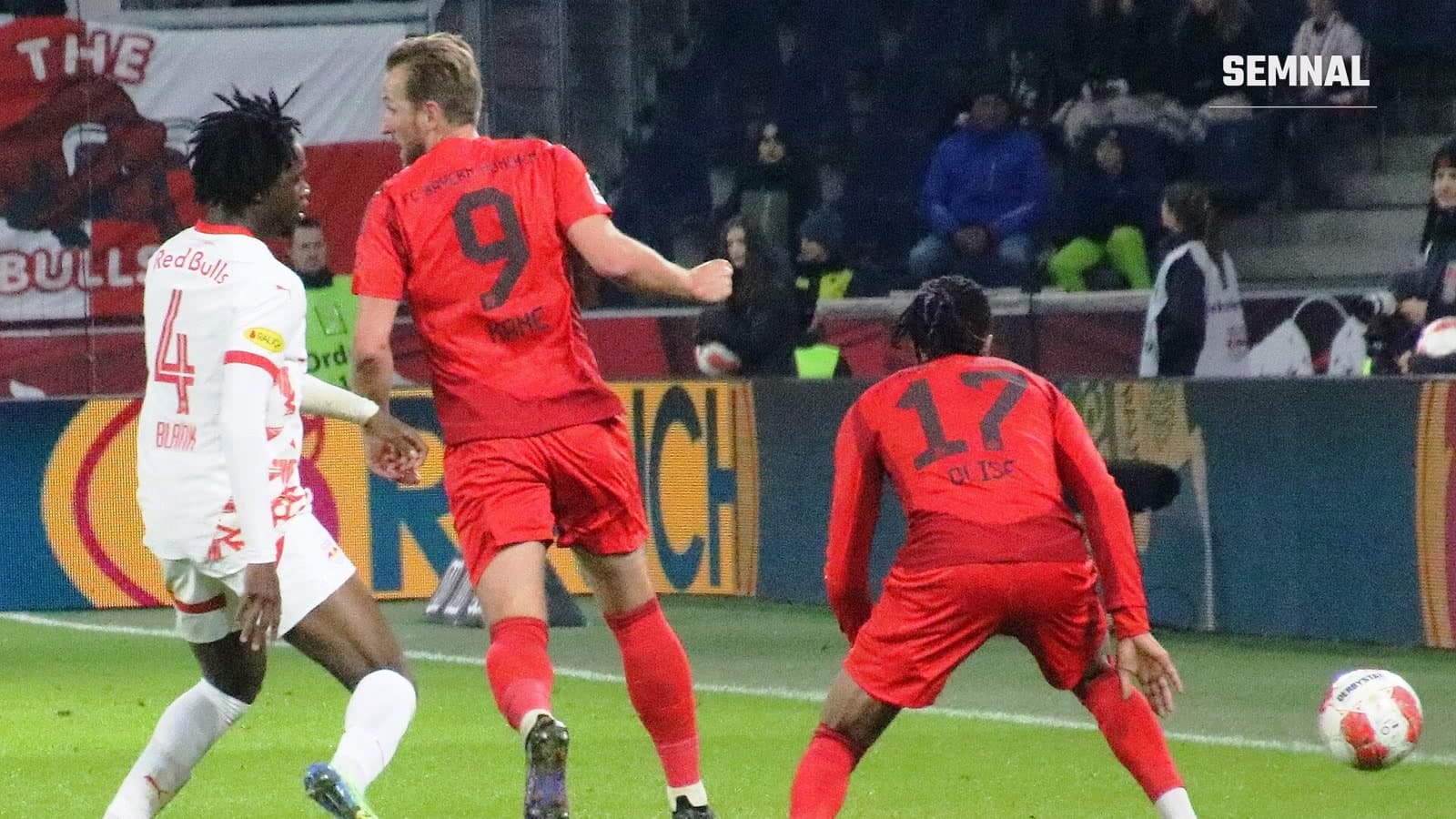 Harry Kane, cu numărul 9 pe tricoul lui Bayern München, într-un meci împotriva lui Red Bull Salzburg