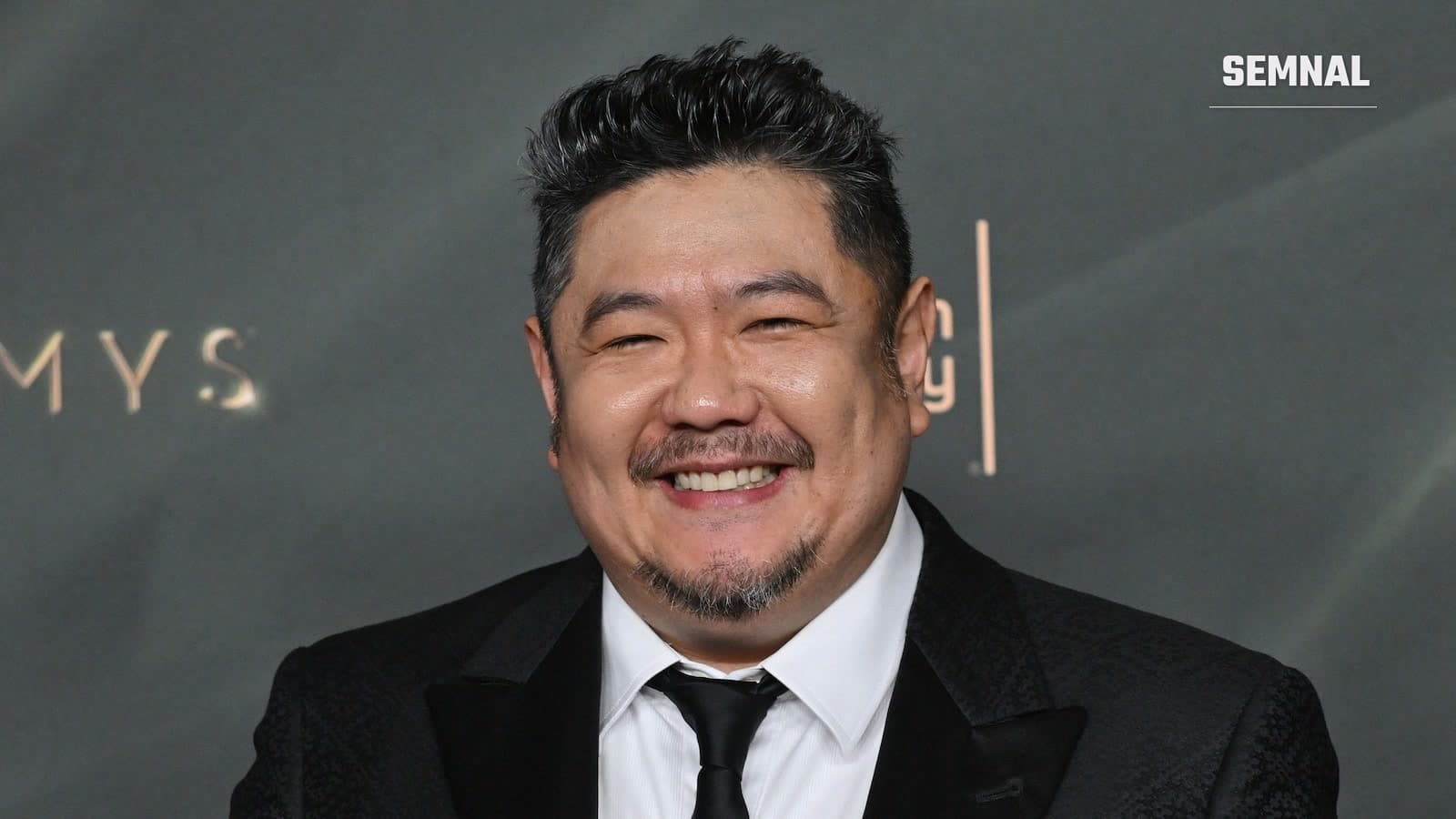 Actorul de voce Eric Bauza, zâmbind, în costum negru, la gala premiilor Emmy din Los Angeles, septembrie 2026