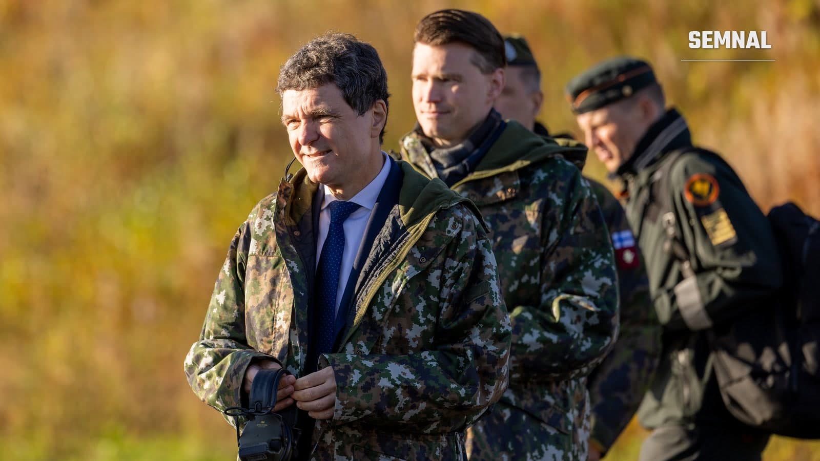 Președintele Nicușor Dan, îmbrăcat într-o geacă de camuflaj, alături de militari, la Rovaniemi, în Finlanda