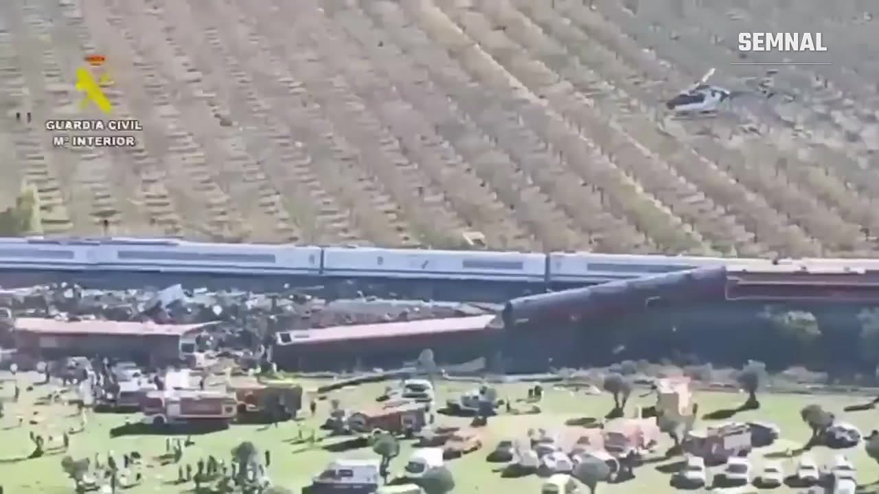 Imagine aeriană cu vagoanele distruse lângă calea ferată de la Urda, vehicule de intervenție și un elicopter sanitar