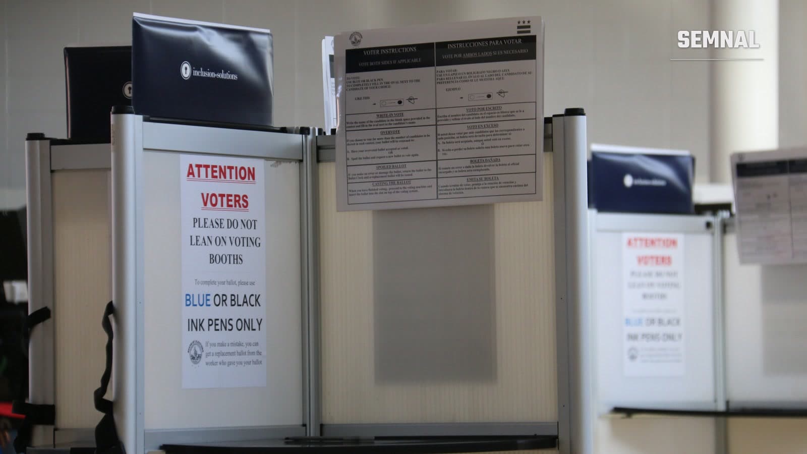 Cabine de vot cu instrucțiuni pentru alegători, într-o secție de votare din Washington, SUA, la alegerile din 5 noiembrie 2024